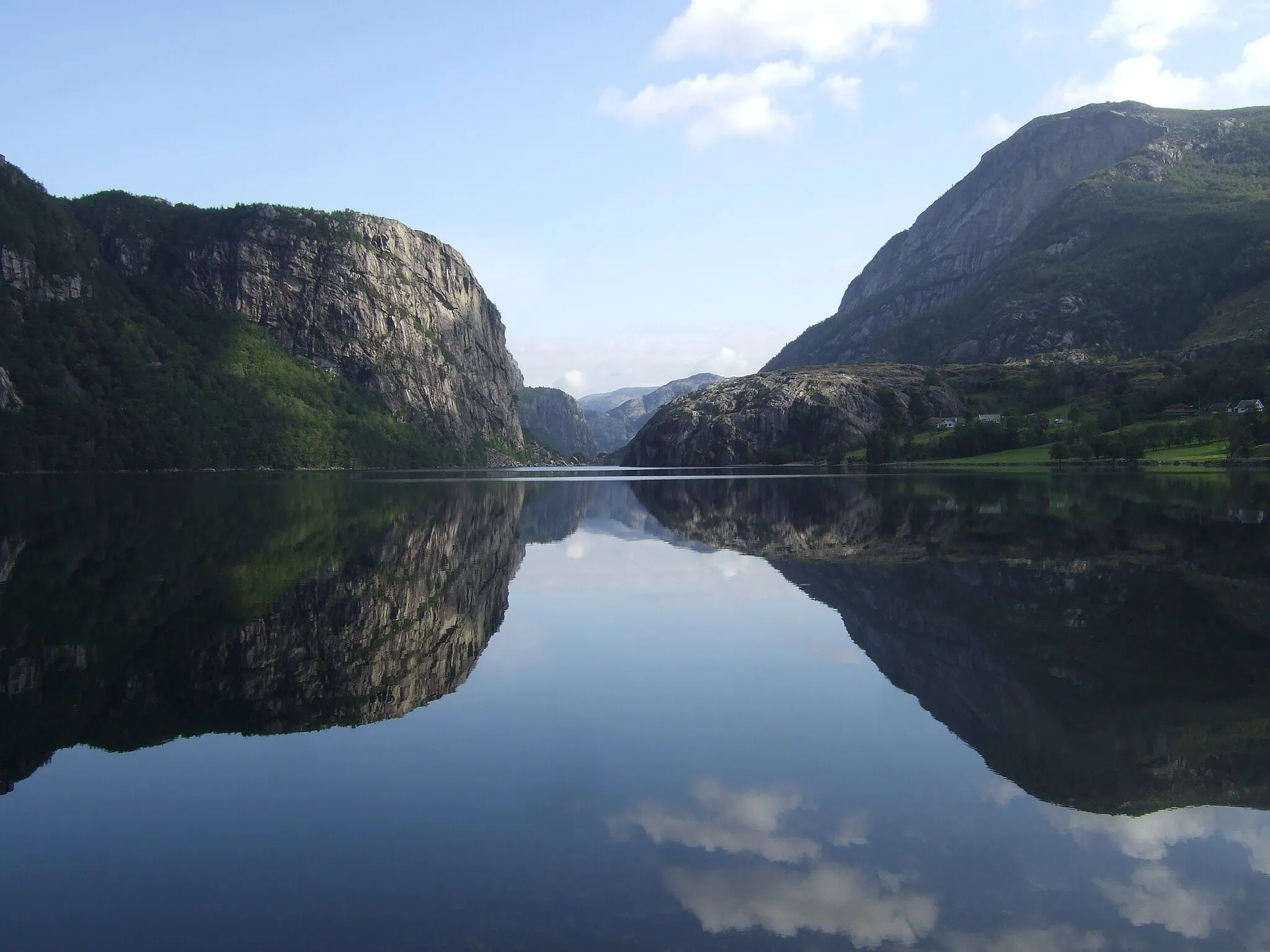Photo showing: Haukalivatnet in the morning in Rogaland near the Lysefjord.