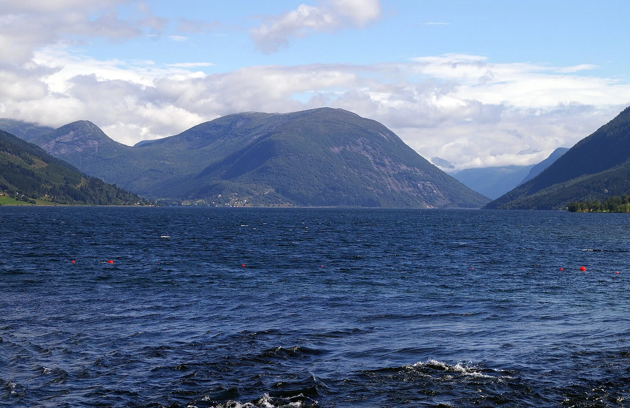 Photo showing: Lake Jølster in Jølster, Sogn og Fjordane, Norway