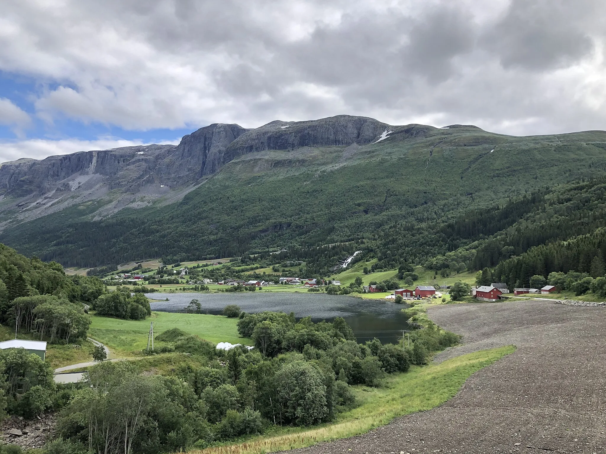 Photo showing: Utsikt mot Vangsmjøse og Øye i Vang i Valdres