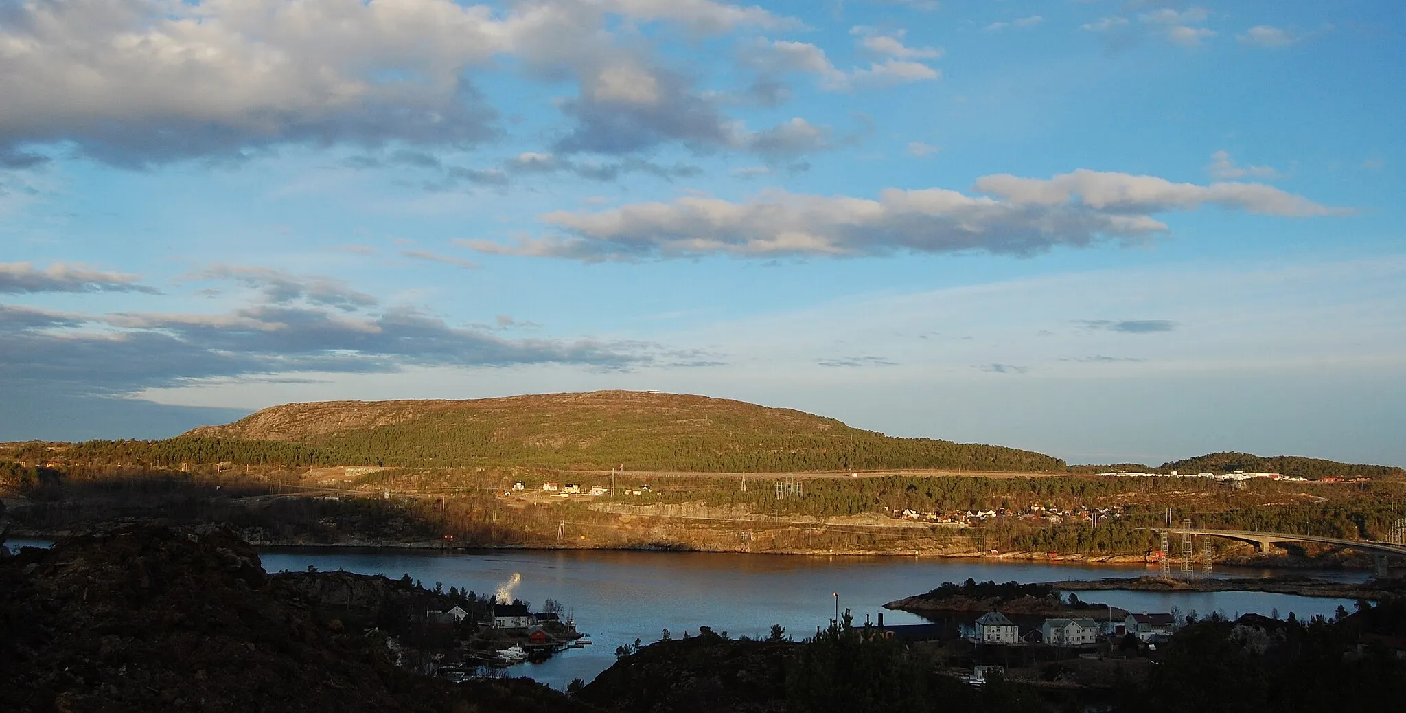 Photo showing: The hill Kvernberget (with airport) in Kristiansund viewed from Jørihaugen at the island Frei, Møre og Romsdal, Norway