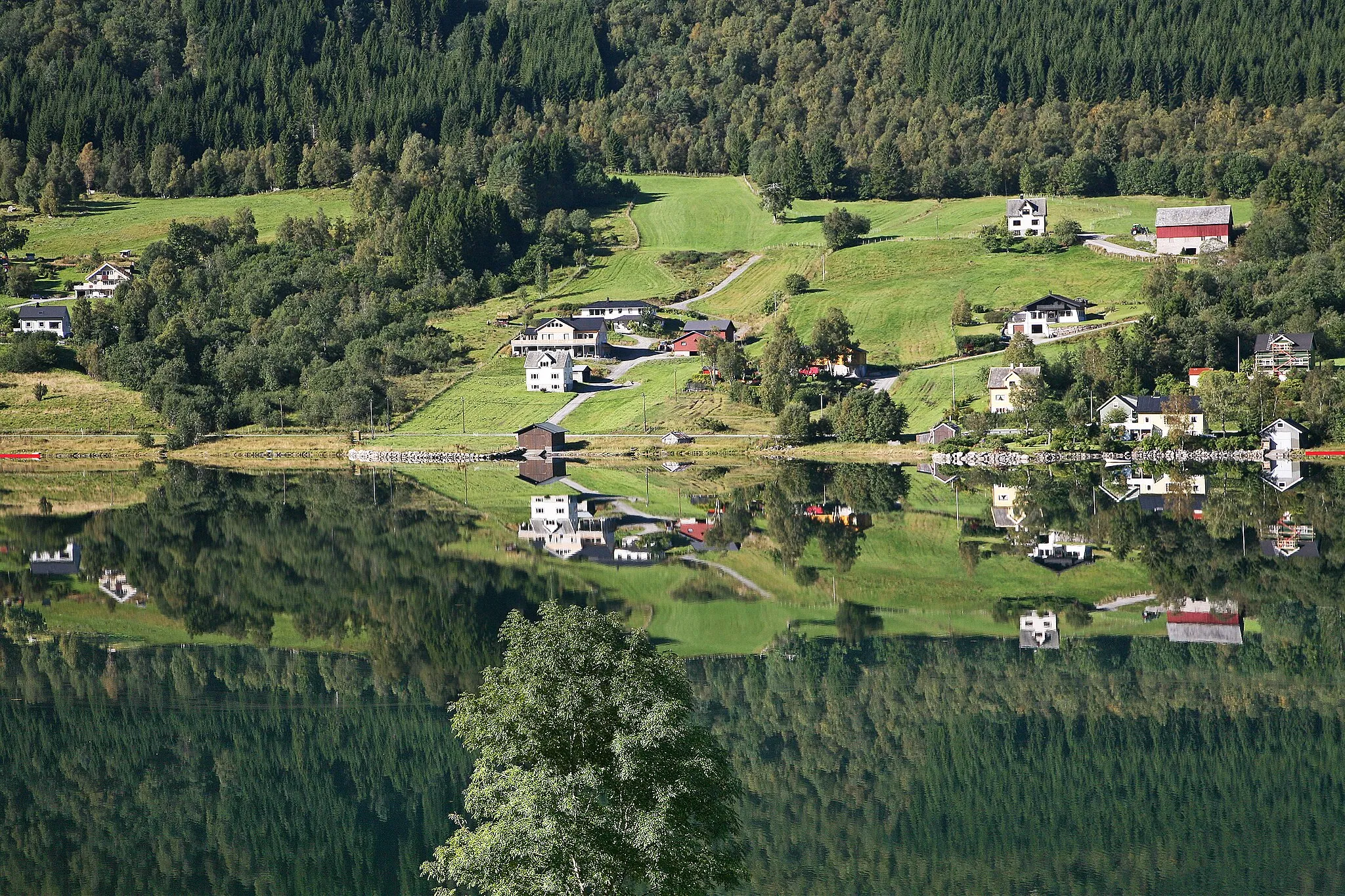 Photo showing: Spiegelung der Landschaft im Moldefjord in der norwegischen Provinz Møre og Romsdal.