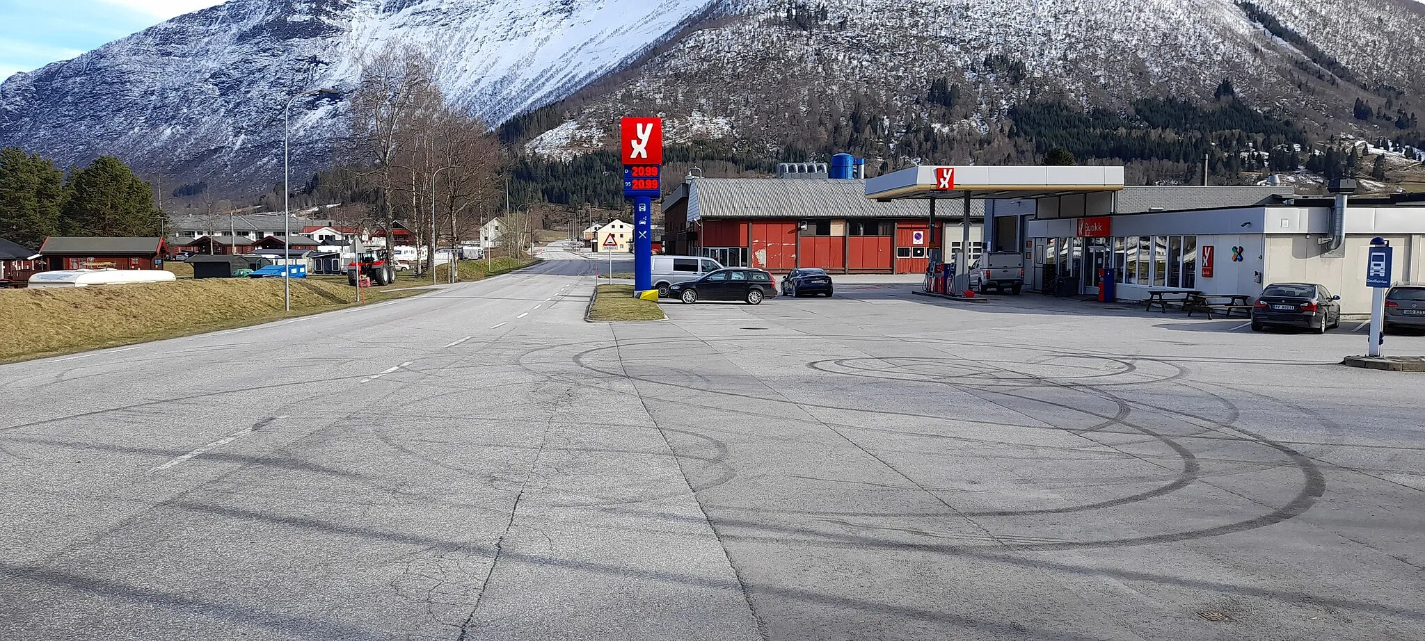 Photo showing: Måndalen sentrum ved E136.