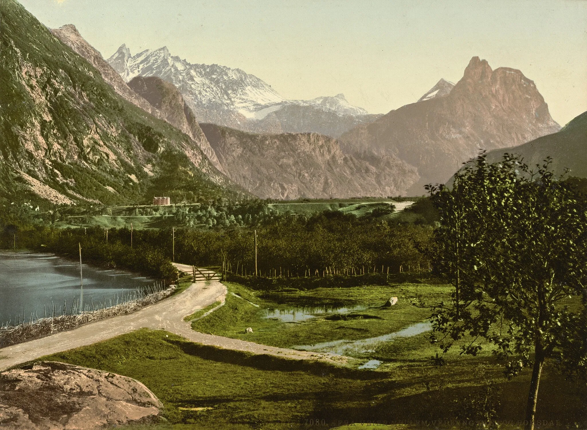 Photo showing: Dato / Date: ca. 1890-1900 Sted / Place: Møre og Romsdal Fotograf / Photographer: ukjent / unknown Digital kopi av original  / Digital copy of original: photochrom Eier / Owner Institution: Nasjonalbiblioteket / National Library of Norway Lenke / Link: http://www.nb.no
Bildesignatur / Image Number: blds_07631