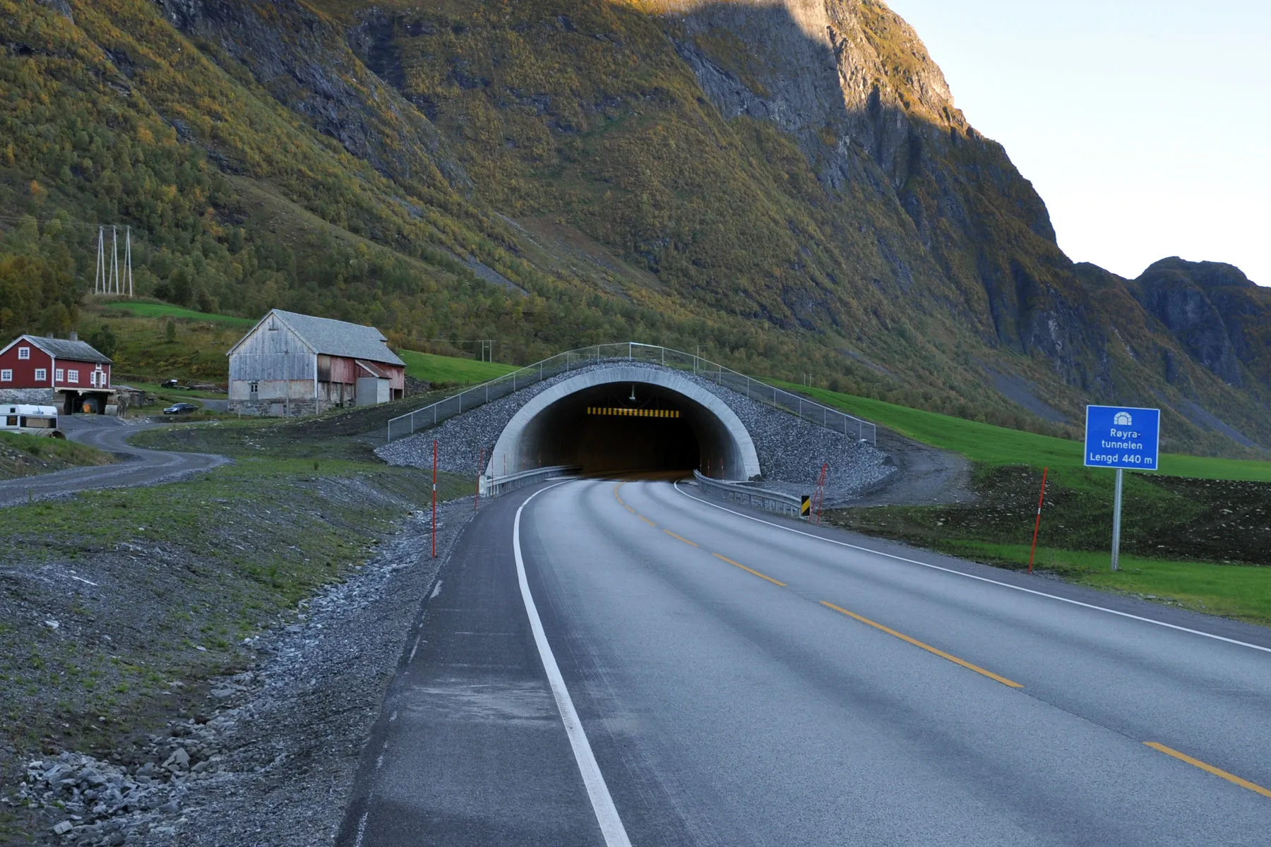 Photo showing: Ras-sikringstunnelen Røyra-tunnelen. Tunnelen er støpt i betong og overdekket med jord. Tunnelen beskytter veien mot Røyrafonna som ofte raser ned der om vinteren.