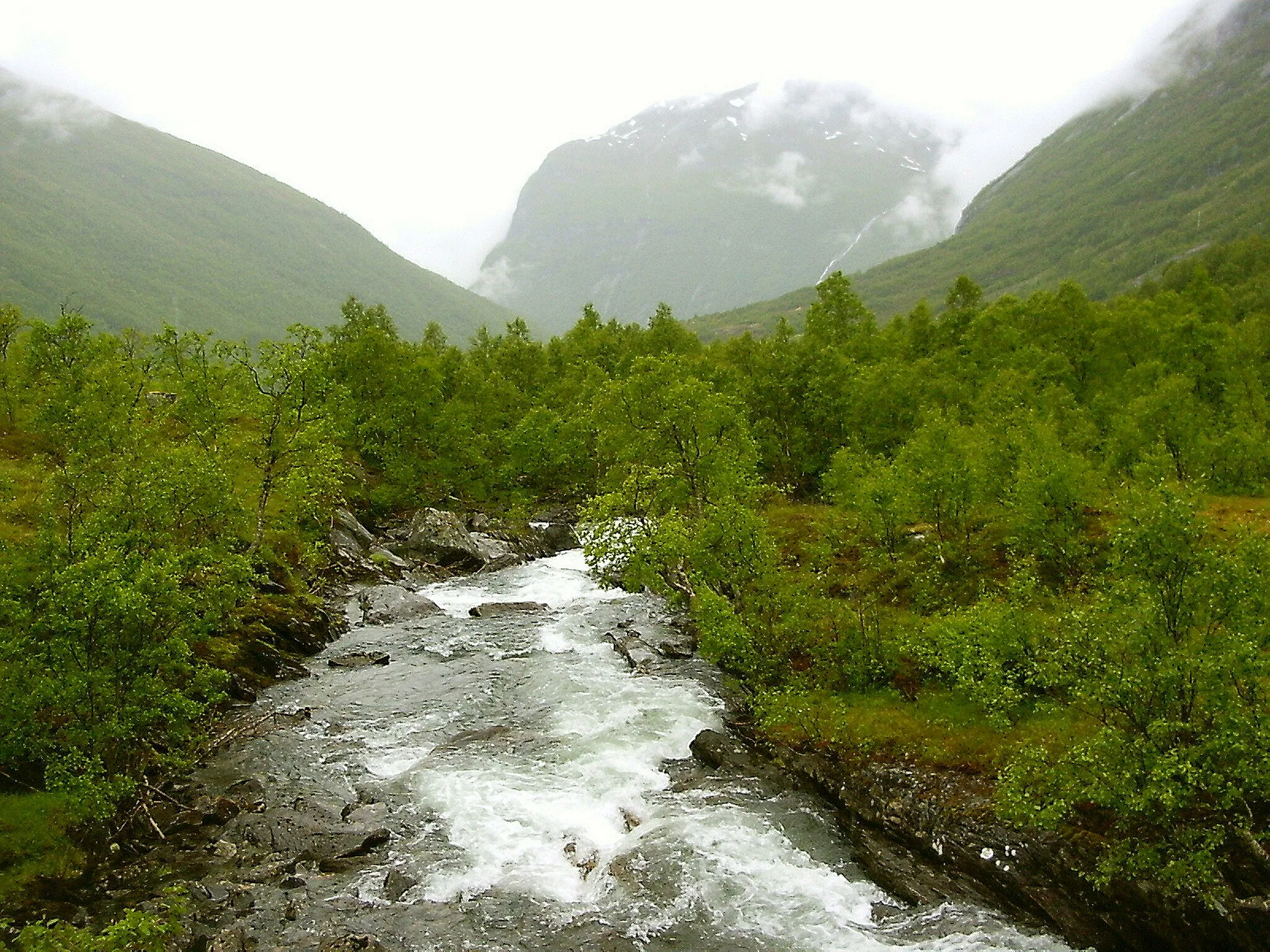 Photo showing: Hellesylt ist ein Ort in der norwegischen Gemeinde Stranda. Der Ort liegt am Anfang des Sunnylvsfjordes in der Provinz Møre og Romsdal und hat etwa 680 Einwohner. Eine Autofähre fährt von Hellesylt mehrere Male am Tag durch den vom Sunnylvsfjord abzweigenden Geirangerfjord nach Geiranger. Wanderung über das Flo-Gebirge.