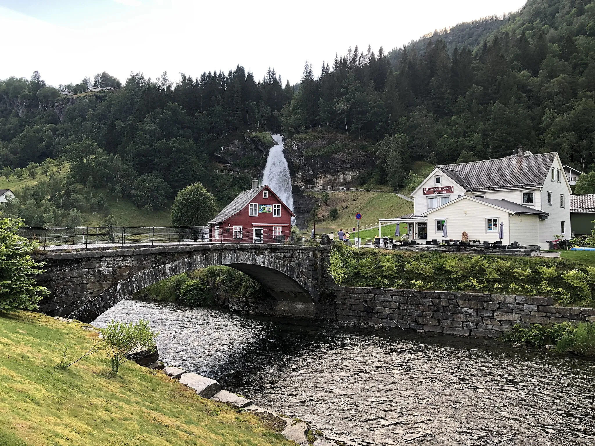 Photo showing: Steinsdal bru, Steinsdalselva, Steinsdalfossen og Fossen Kaffibar og Pub, i Rosselandsvegen i Kvam kommune (2)