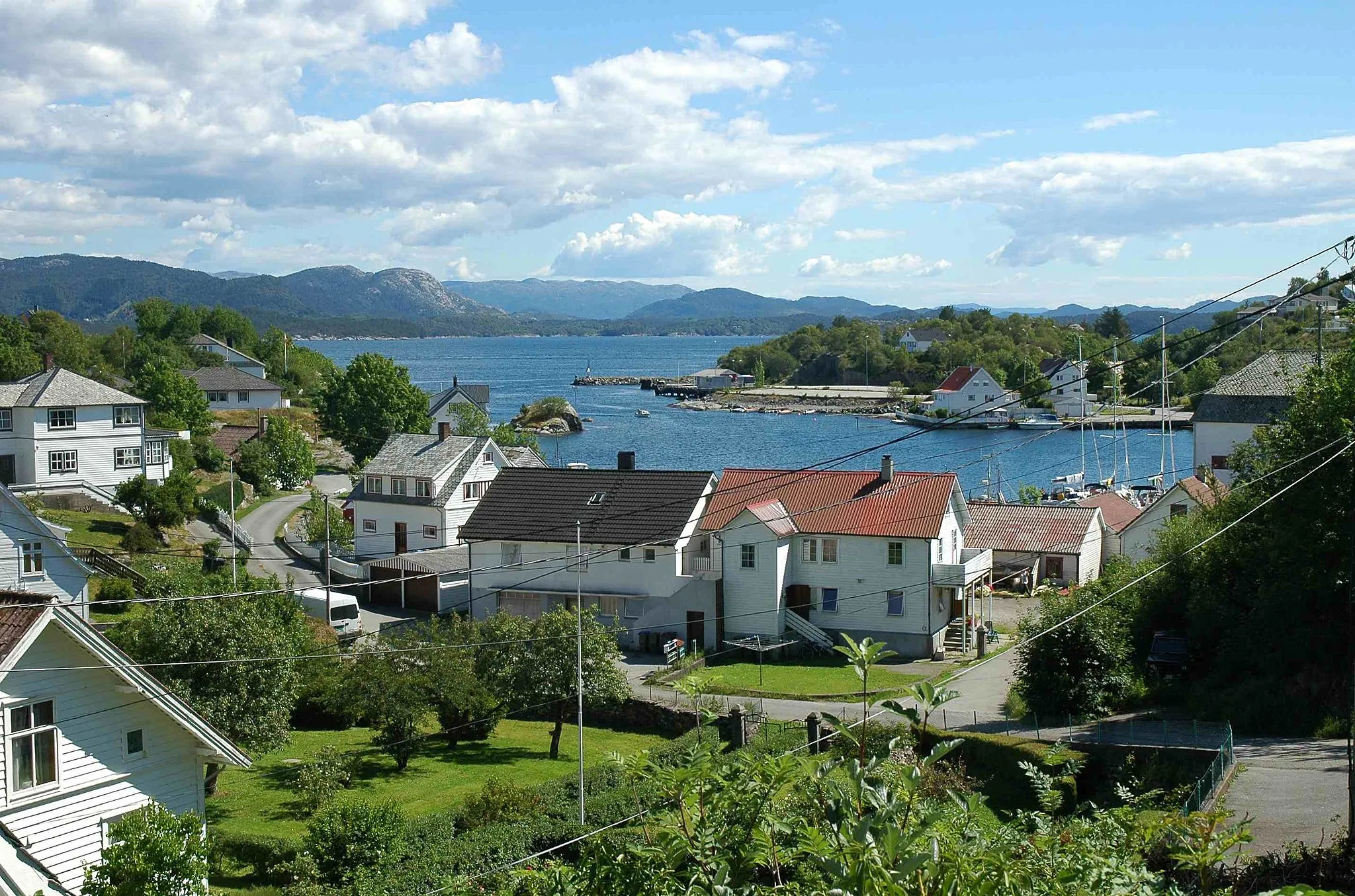 Photo showing: Mosterhamn ligger på øya Moster. Mosterhamn på Bømlo.