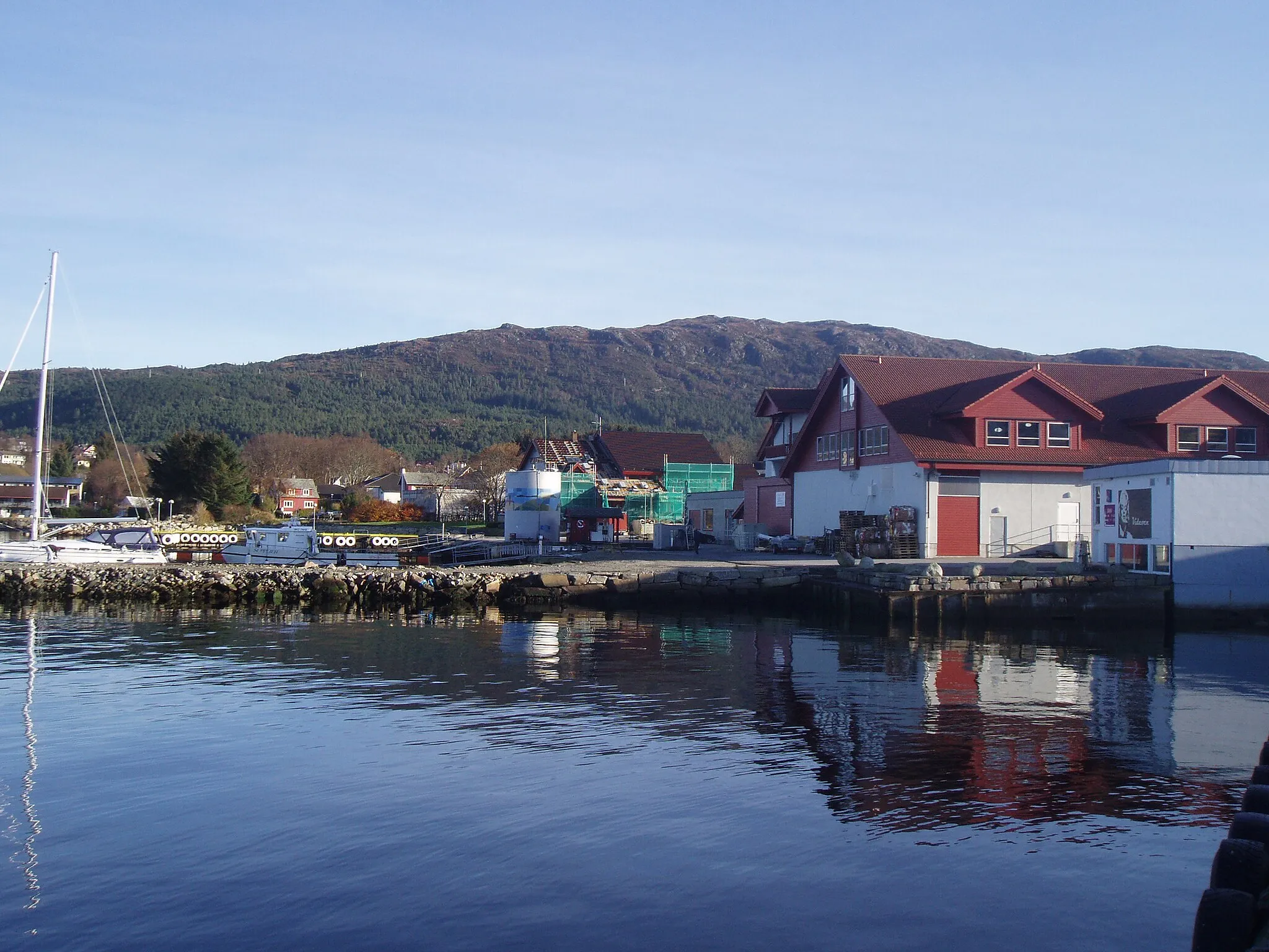 Photo showing: Seaside of Fitjar.