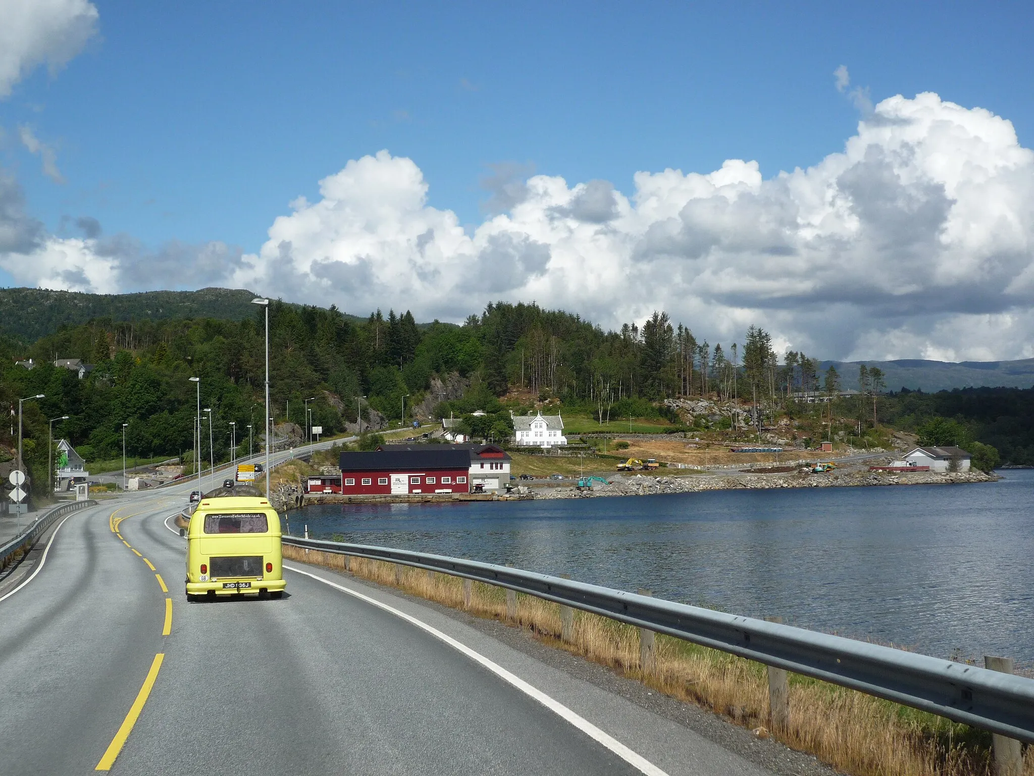 Photo showing: Europaveg 134 i Skjold i Vindafjord kommune. Fjorden er Skjoldafjorden