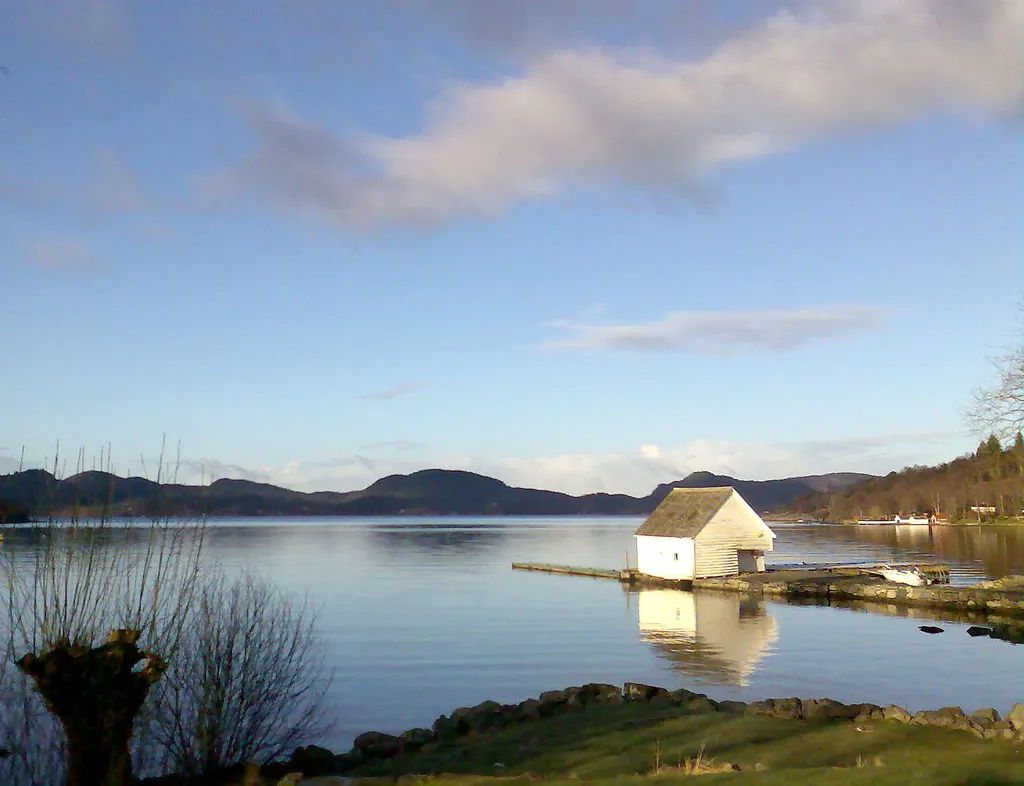 Photo showing: Vikebygd in Vindafjord, Norway. Original description: Grunn god nok til å være oppe samtidig med hanen.