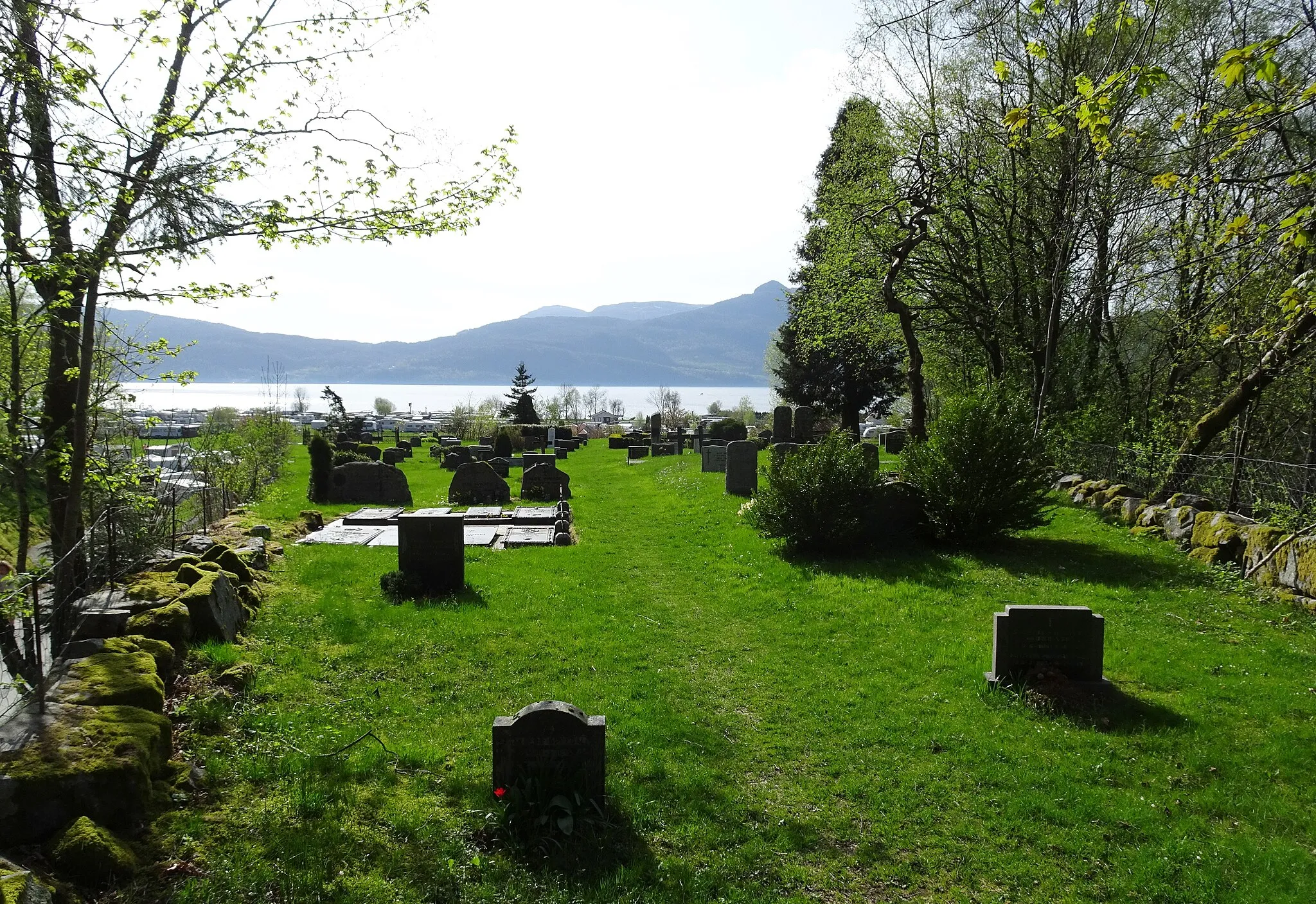 Photo showing: Vikedal gamle kirkegård