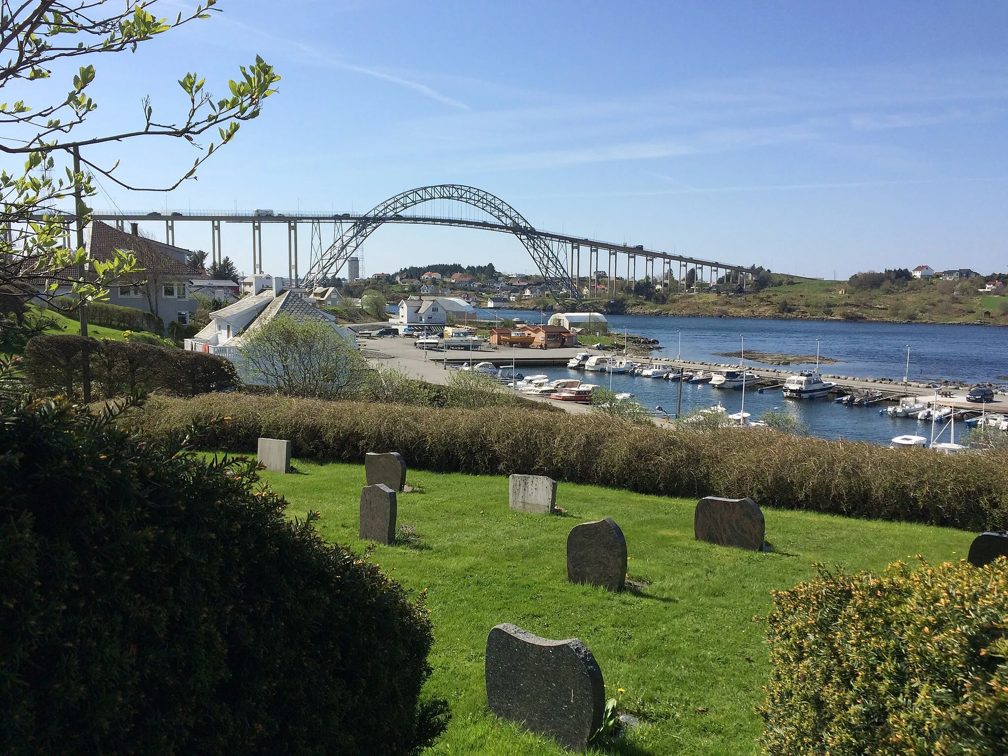 Photo showing: Karmøybroen sett fra Norheim gravplass