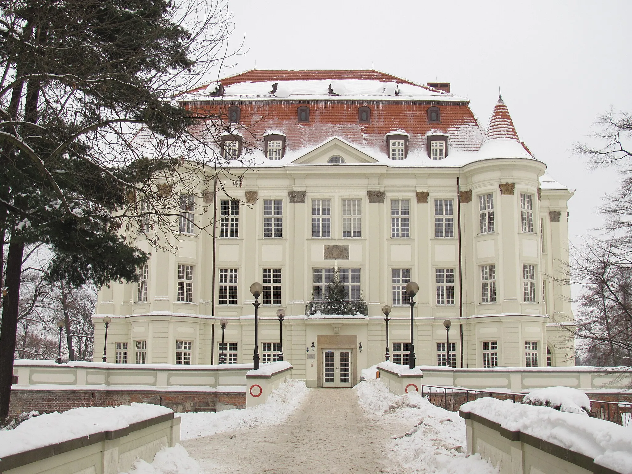 Photo showing: Pałac w Leśnicy (Wrocław) w zimowej oprawie, widok od frontu.