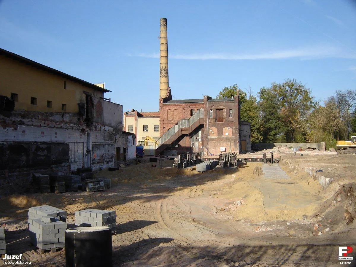 Photo showing: Stan po wyburzeniu dwóch budynków byłego browaru. Wygląda, że to wszystko, co miało zniknąć, a teraz "pawilon usługowo-handlowy" (jak głosi tablica informacyjna) wyłania się z ziemi.