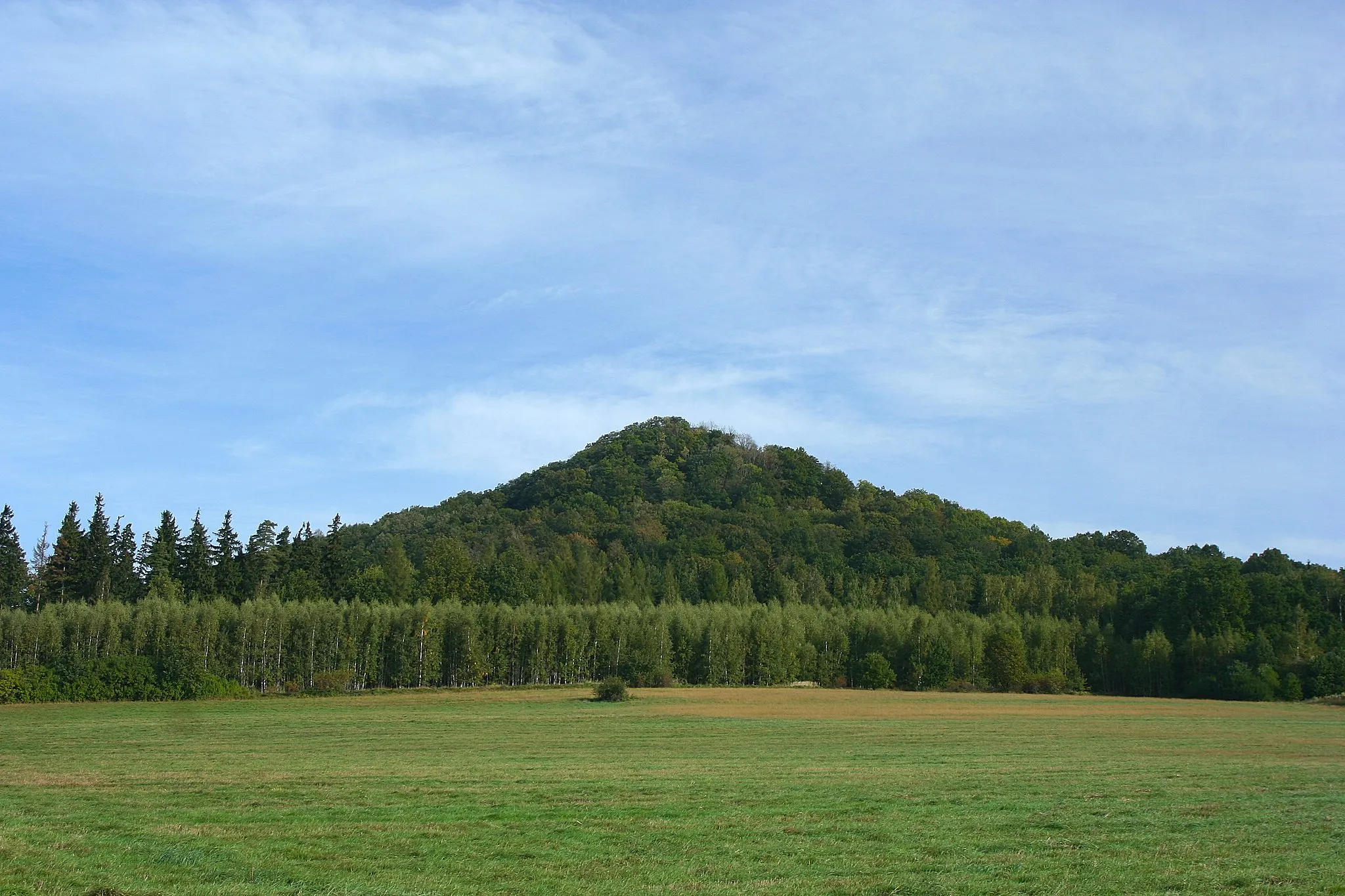 Photo showing: Extinct volcano Ostrzyca (501 m) near Wleń, Lower Silesia, Poland.