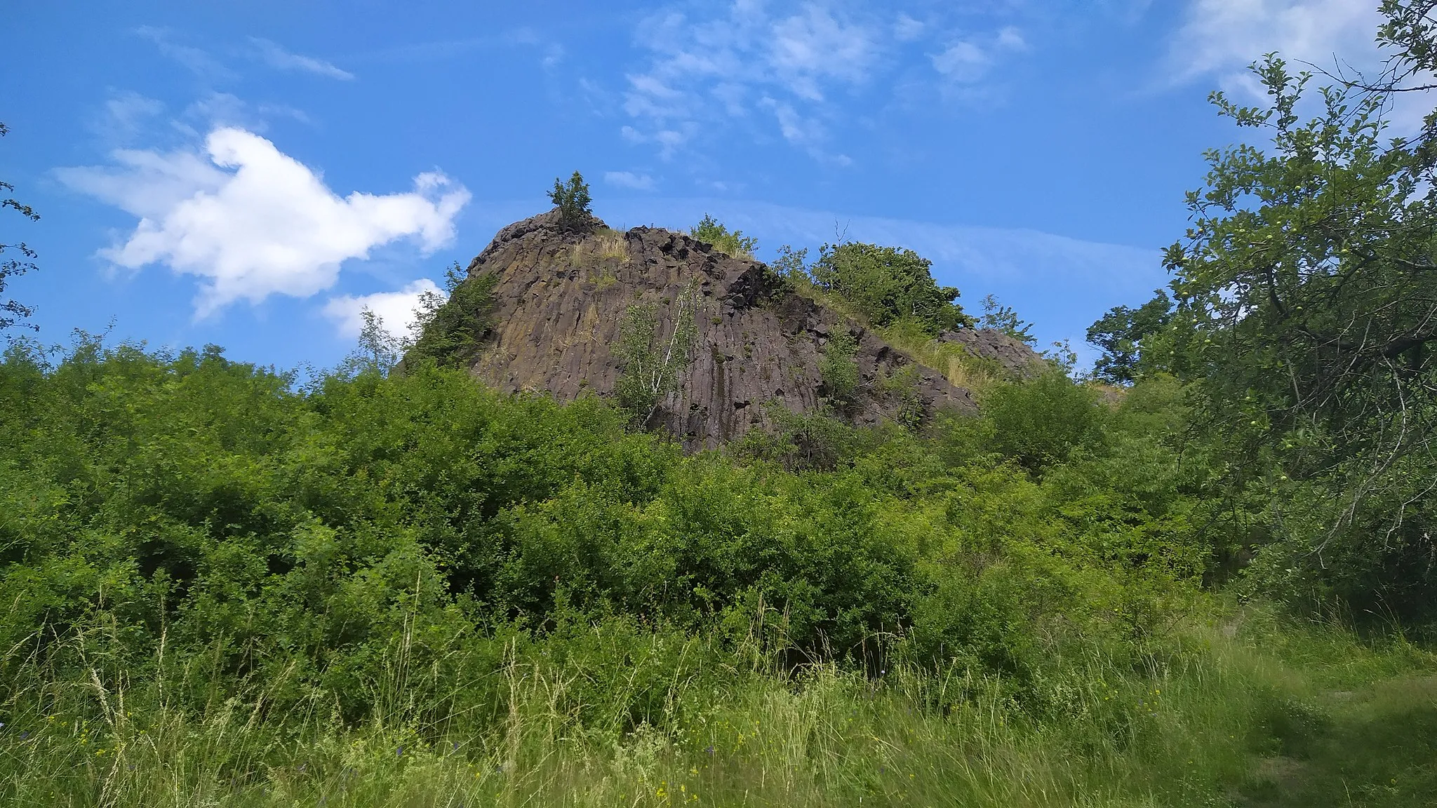 Photo showing: Czartowska Skała (The Devil's Rock), postvulcanic hill in the Kaczawskie Foothills