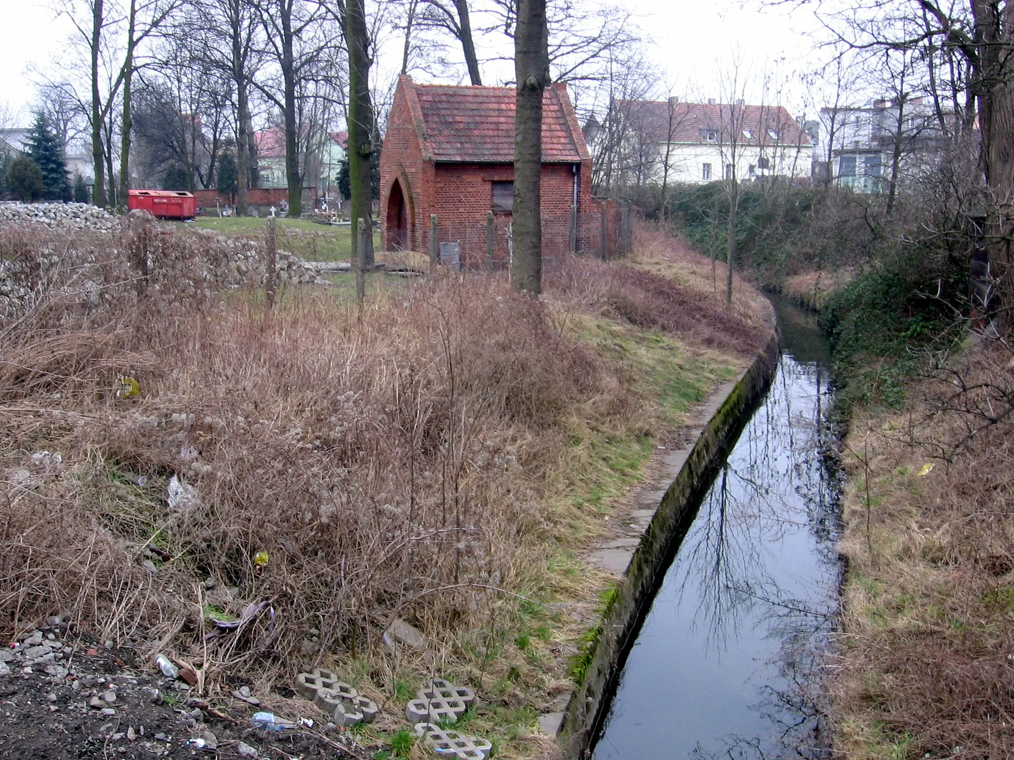 Photo showing: Muchobór Wielki we Wrocławiu: potok Kasina nieopodal kościoła widziany z mostku na ul. Rakietowej]]