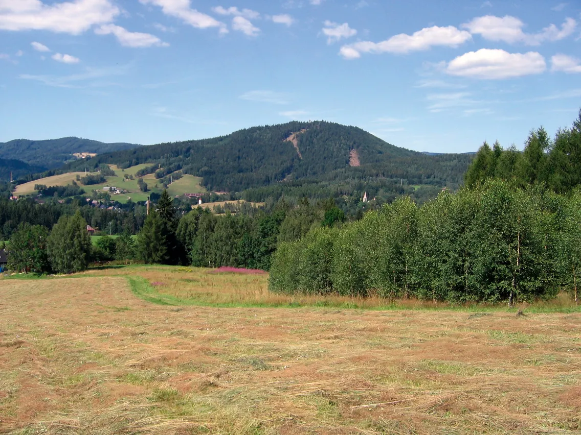 Photo showing: Blick von Středny Smržovka zum Tanvaldsky Spicak