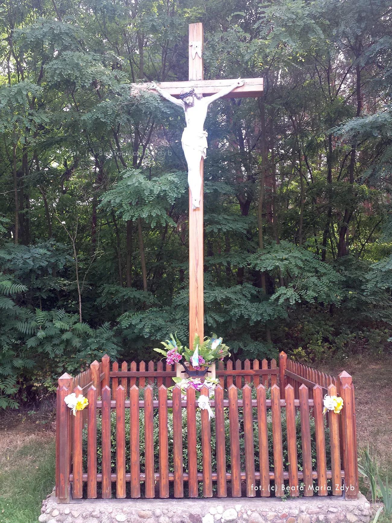 Photo showing: Cross in the village