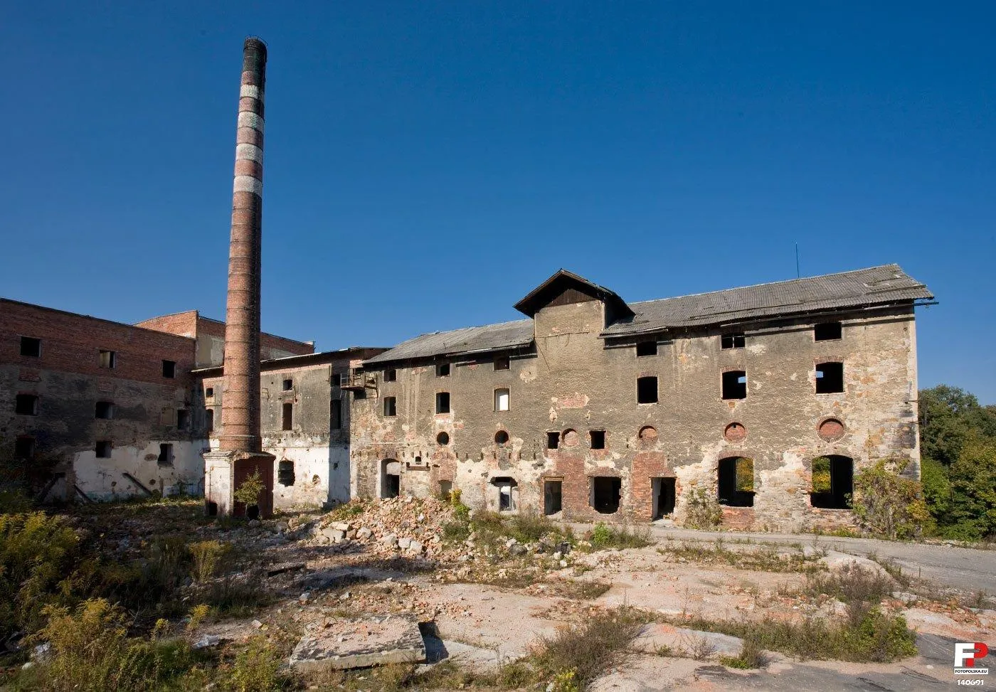 Photo showing: Widok z góry gruzu na południową stronę browaru. Po kotłowni zostały gruzy, komin, jak wszędzie, padnie ostatni.