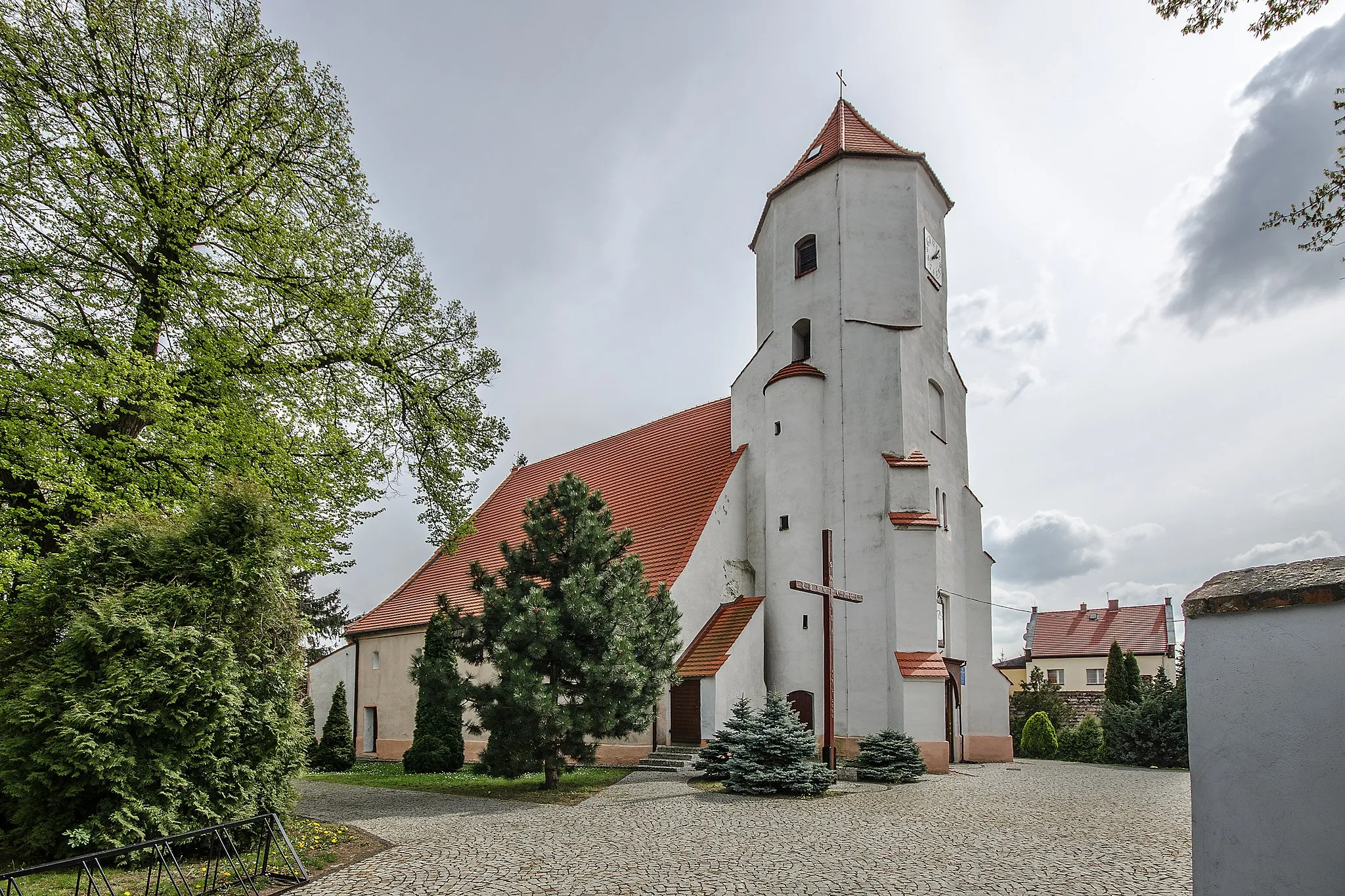 Photo showing: Chobienia, ul. Krzywa 8 - rzymskokatolicki kościół parafialny p.w. śś. Piotra i Pawła, XVI, XVIII