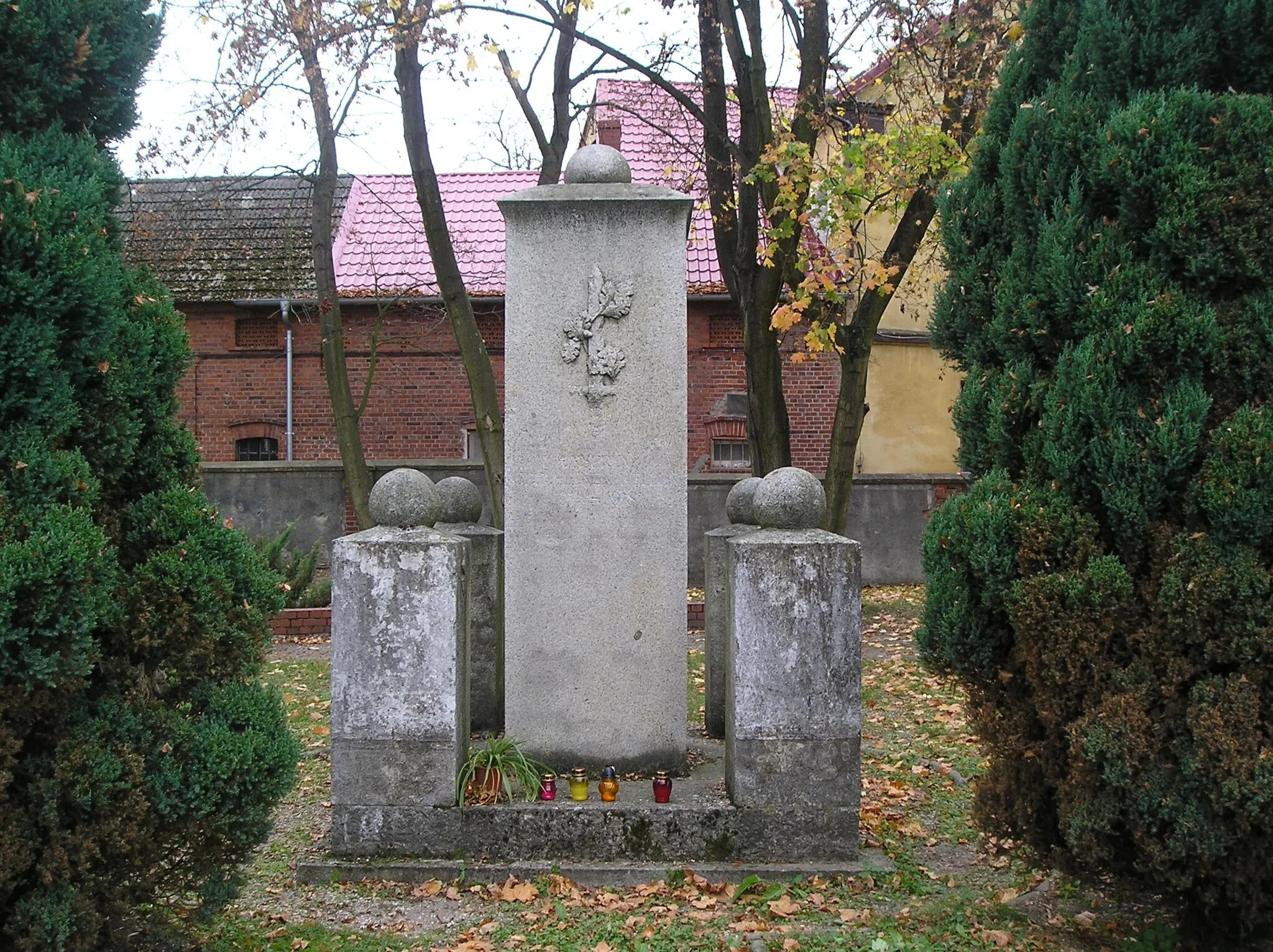 Photo showing: Pomnik poległych żołnierzy niemieckich w I. wojnie światowej w Chobieni