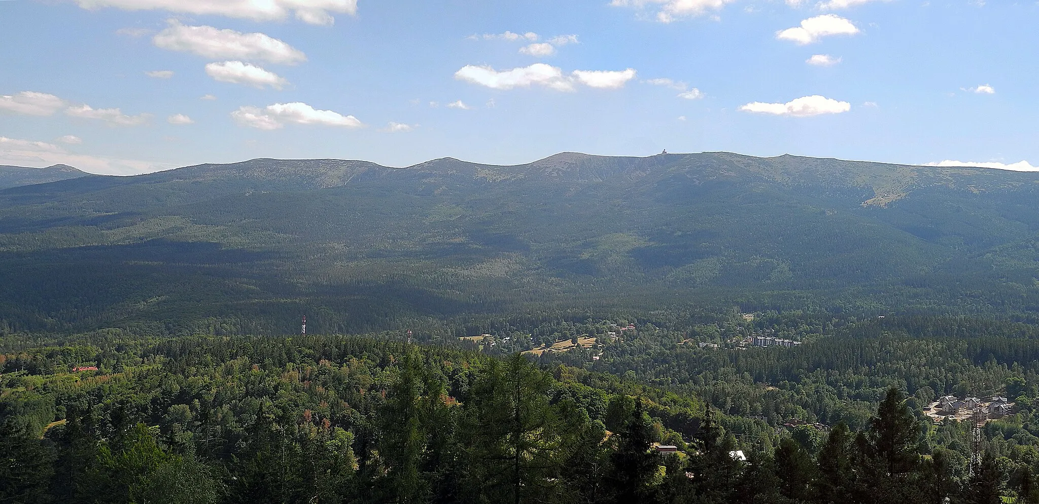 Photo showing: Blick von der Sudetenstraße an der Todeskurve bei Oberschreiberhau zum Riesengebirgskamm