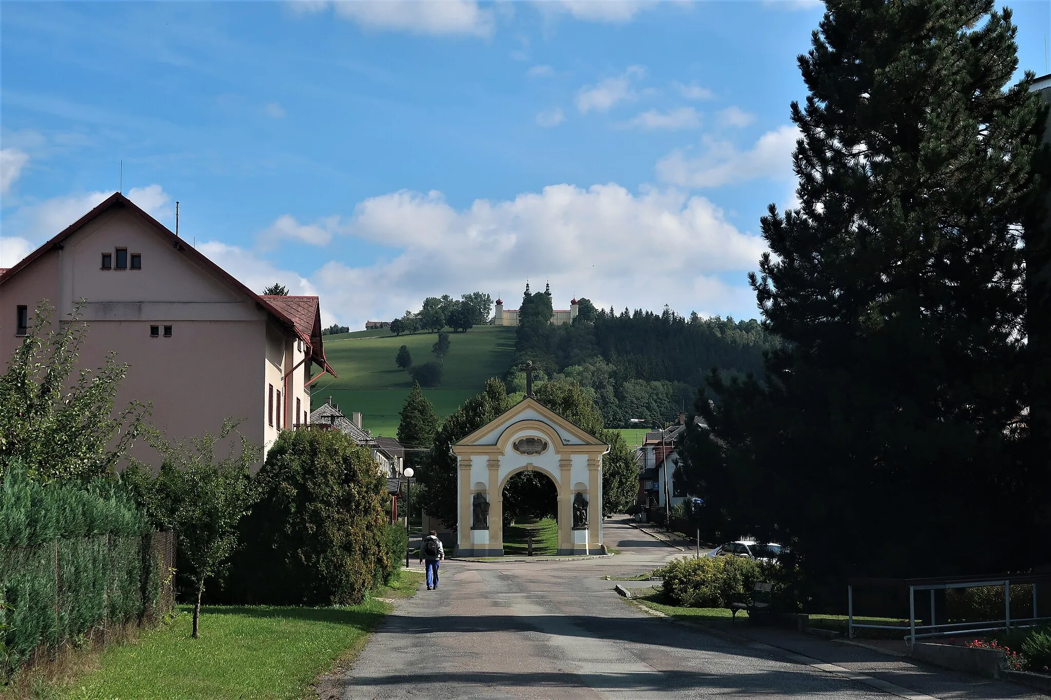 Photo showing: Sadová ulice se vstupní branou do křížové cesty k poutnímu areálu Hora Matky Boží