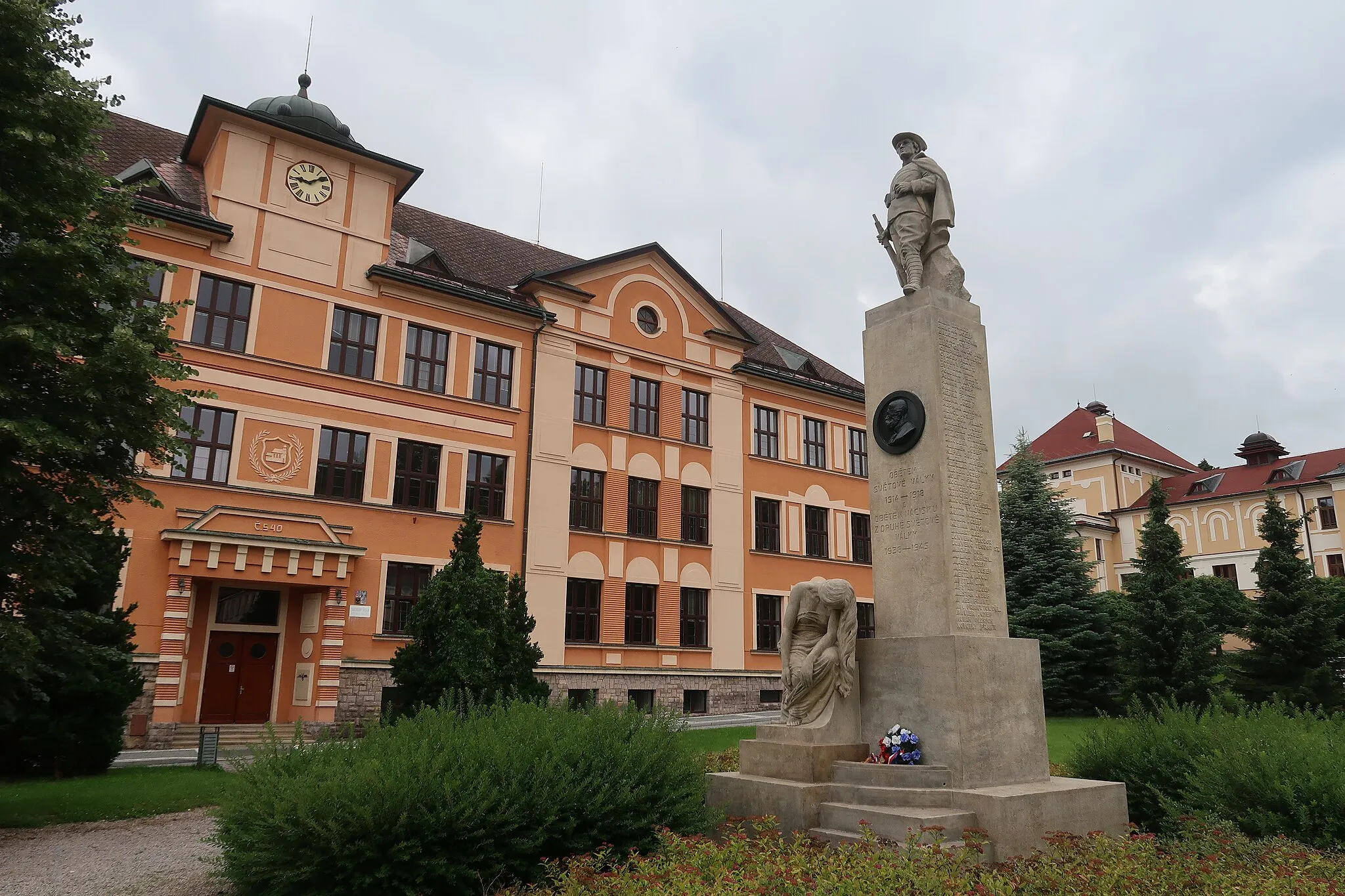 Photo showing: Pomník obětem 1. světové války před základní školou