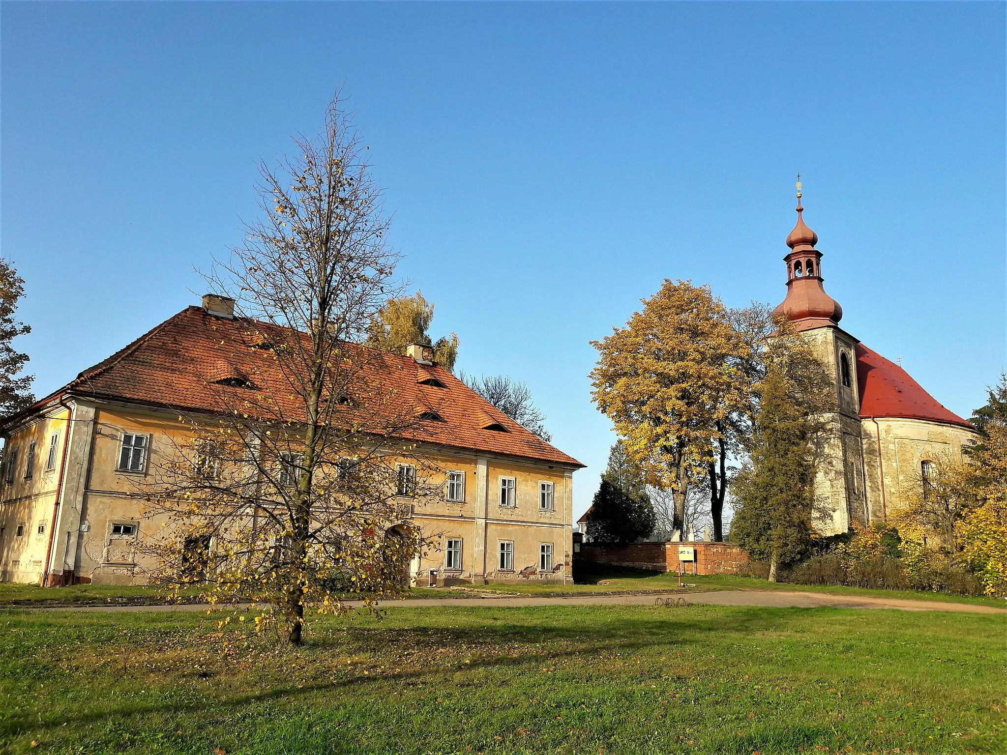 Photo showing: Vernéřovice kostel svatého Michala a fara