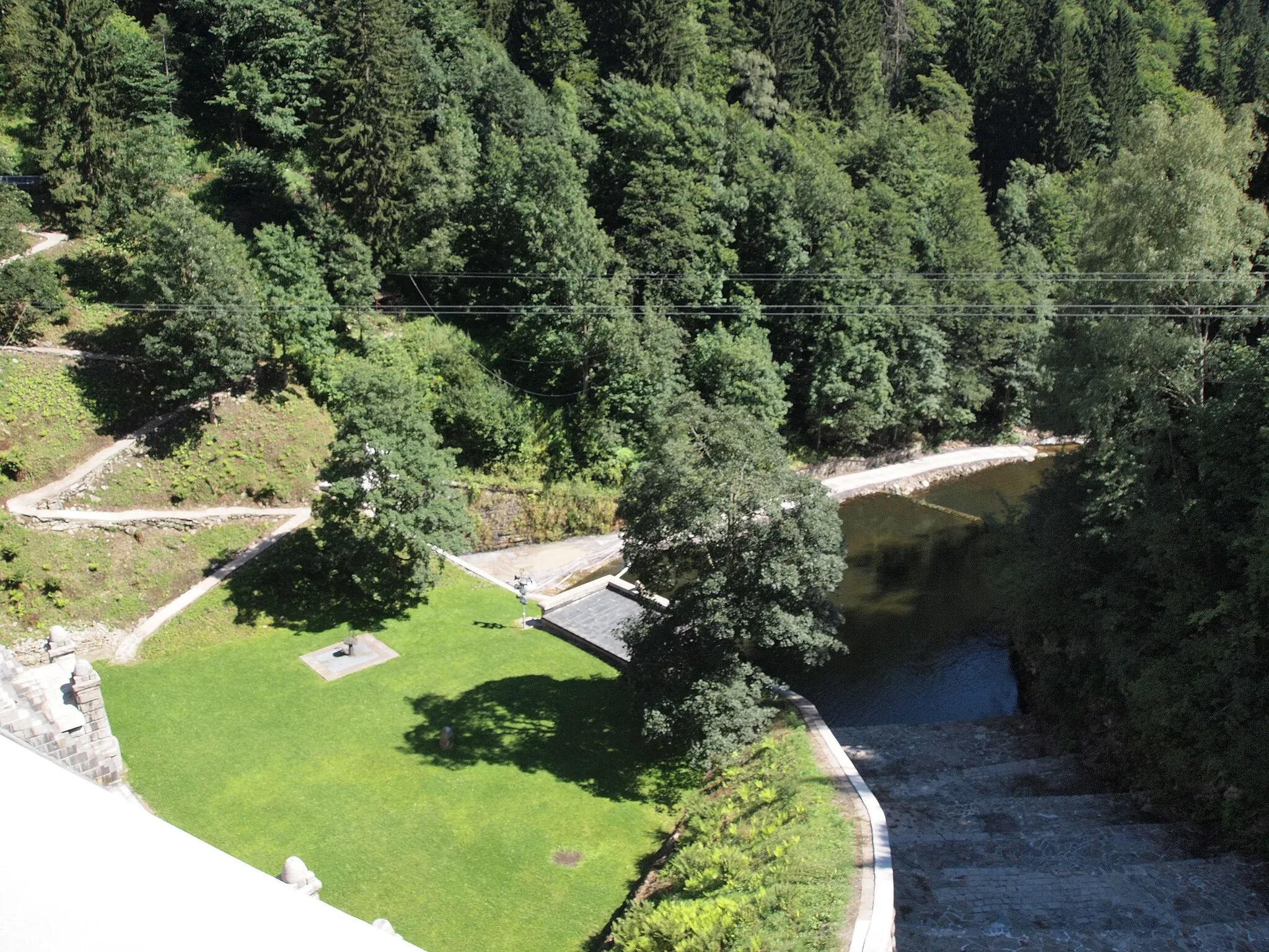 Photo showing: View beyond the Labe Dam (Labská přehrada), downstream. The cables in the middle of the picture are ropes of an adventure cable car.