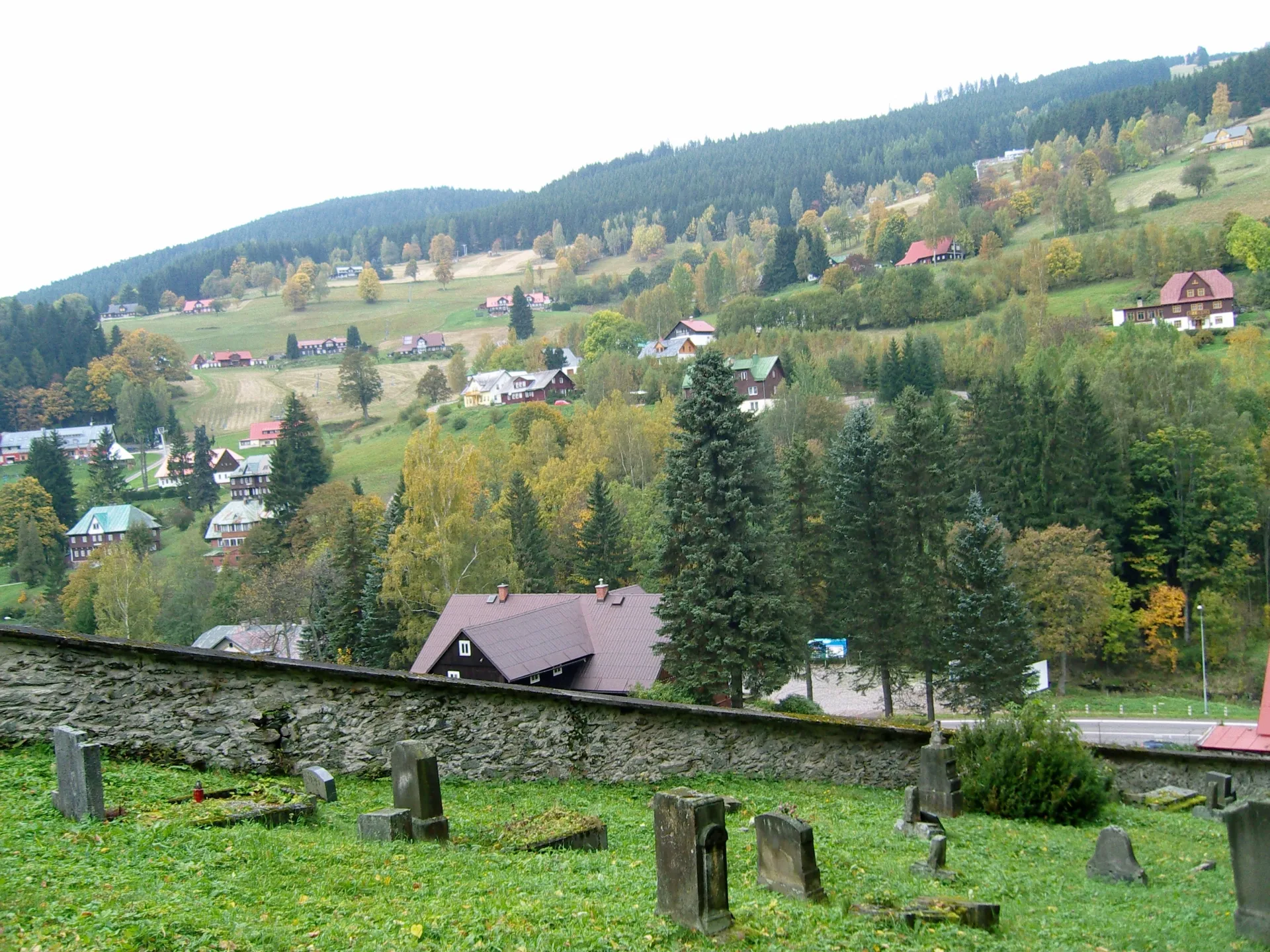 Photo showing: Blick vom Friedhof auf Groß-Aupa