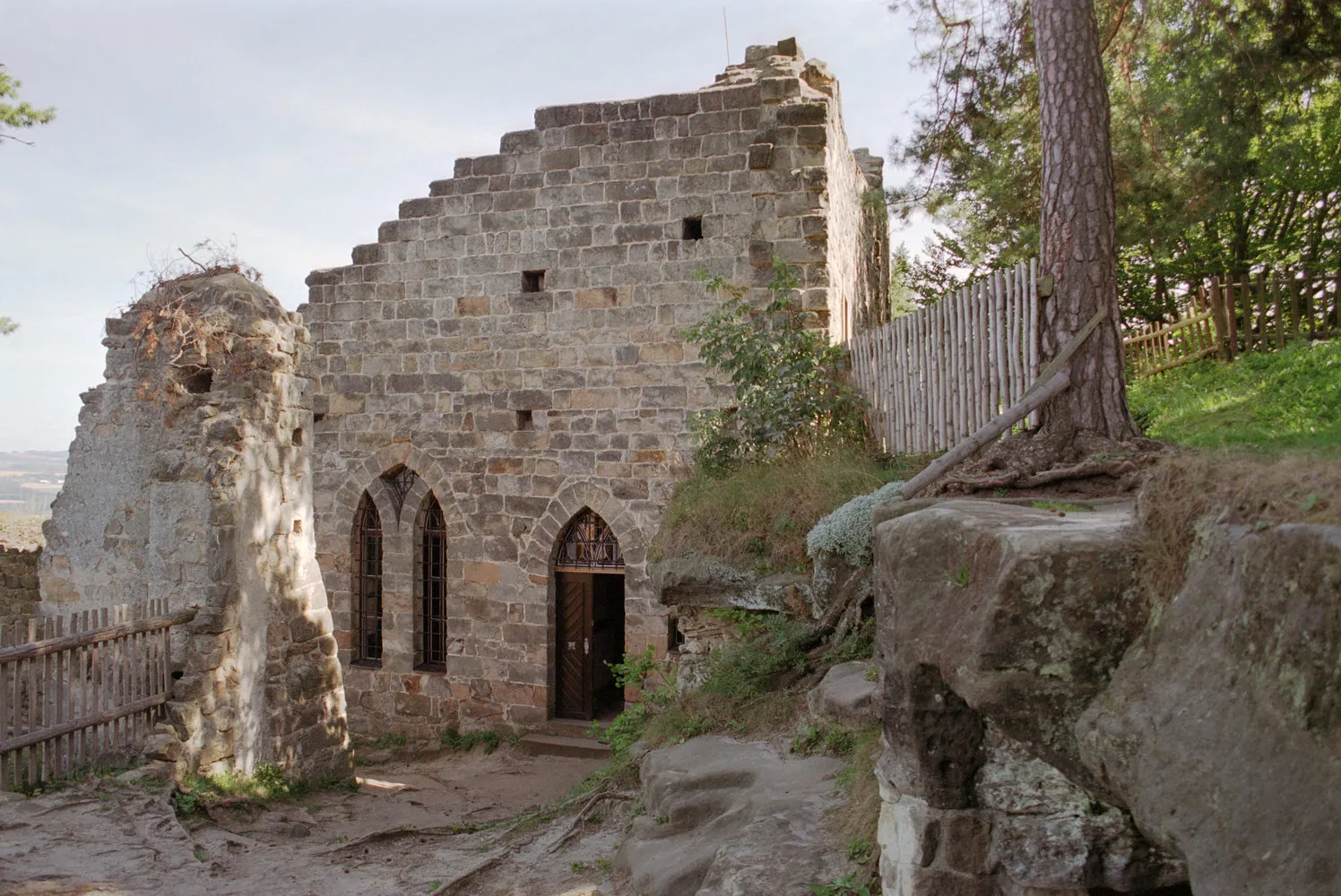 Photo showing: Castle Valdštejn in Czech Republic

picture taken by me in summer 2004
license: Gnu-FDL