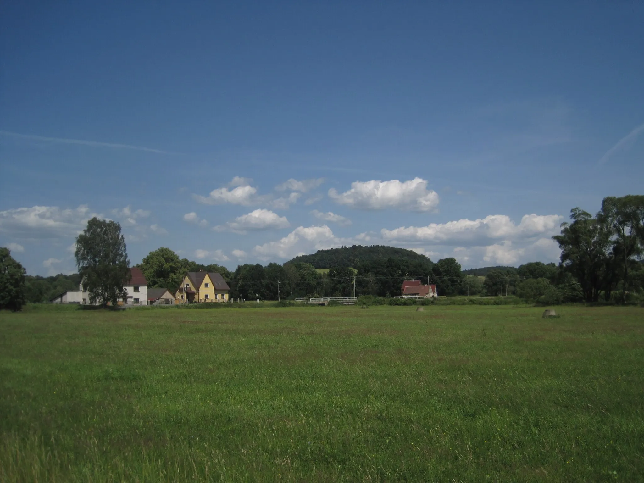 Photo showing: Předlánce, niva Smědé a vrch Hradec (Astberg, 313 m) od višňovského nádraží