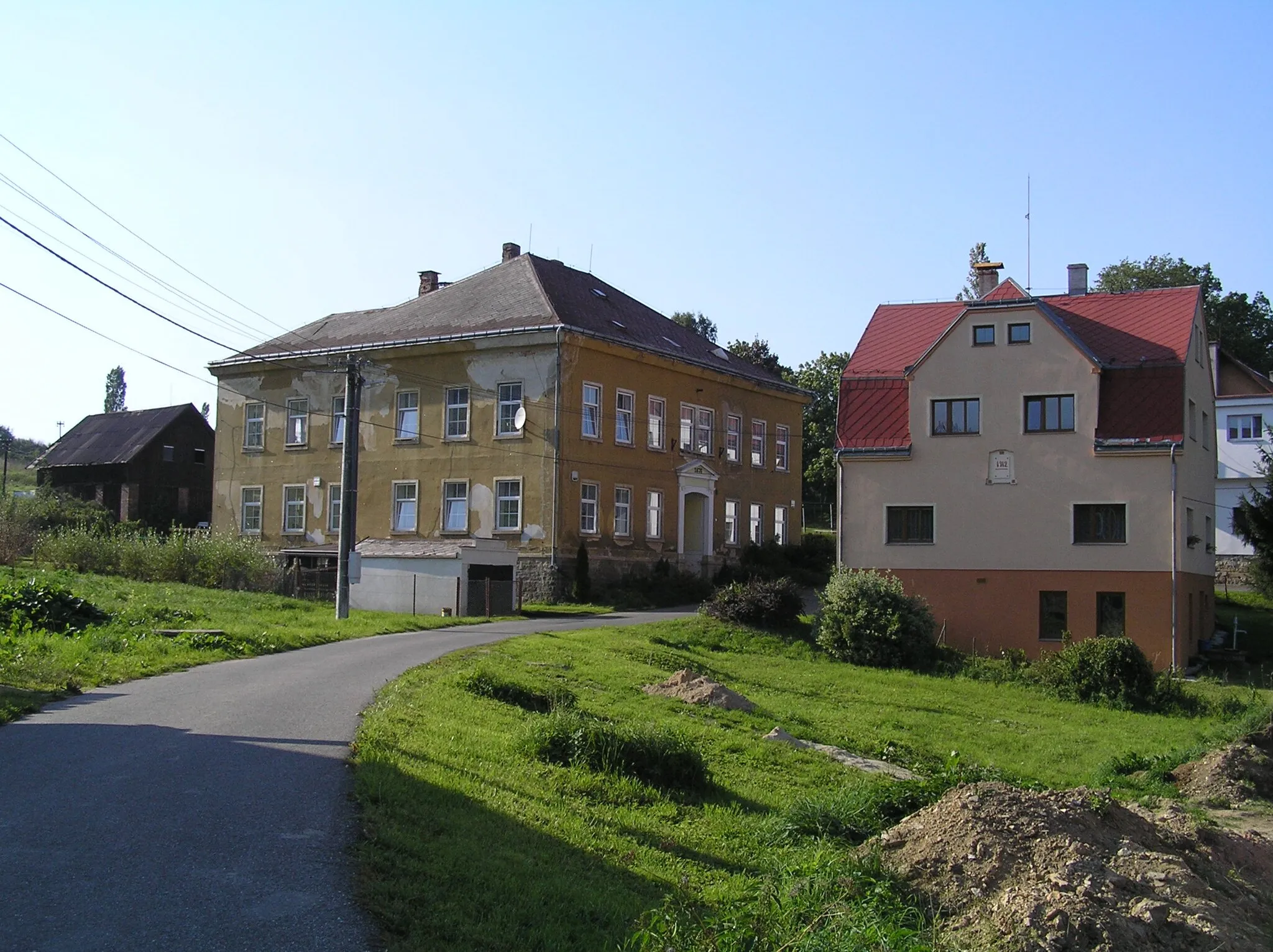 Photo showing: Jeřmanice - Pastevní 263 (snad bývalá škola) a 274