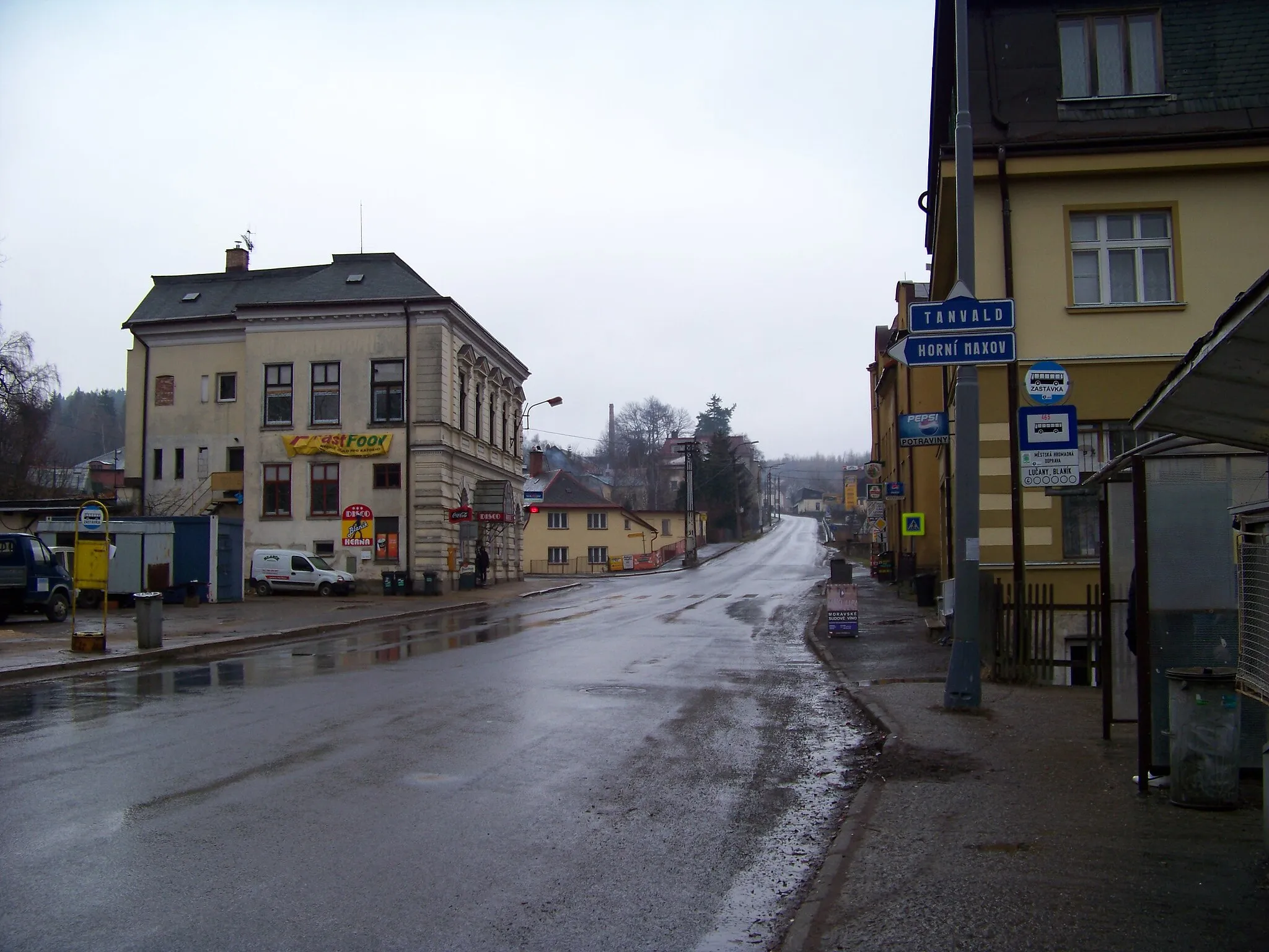 Photo showing: Lučany nad Nisou, Jablonec nad Nisou District, Liberec Region, the Czech Republic. Blaník Restaurant and "Lučany, Blaník" bus stop.