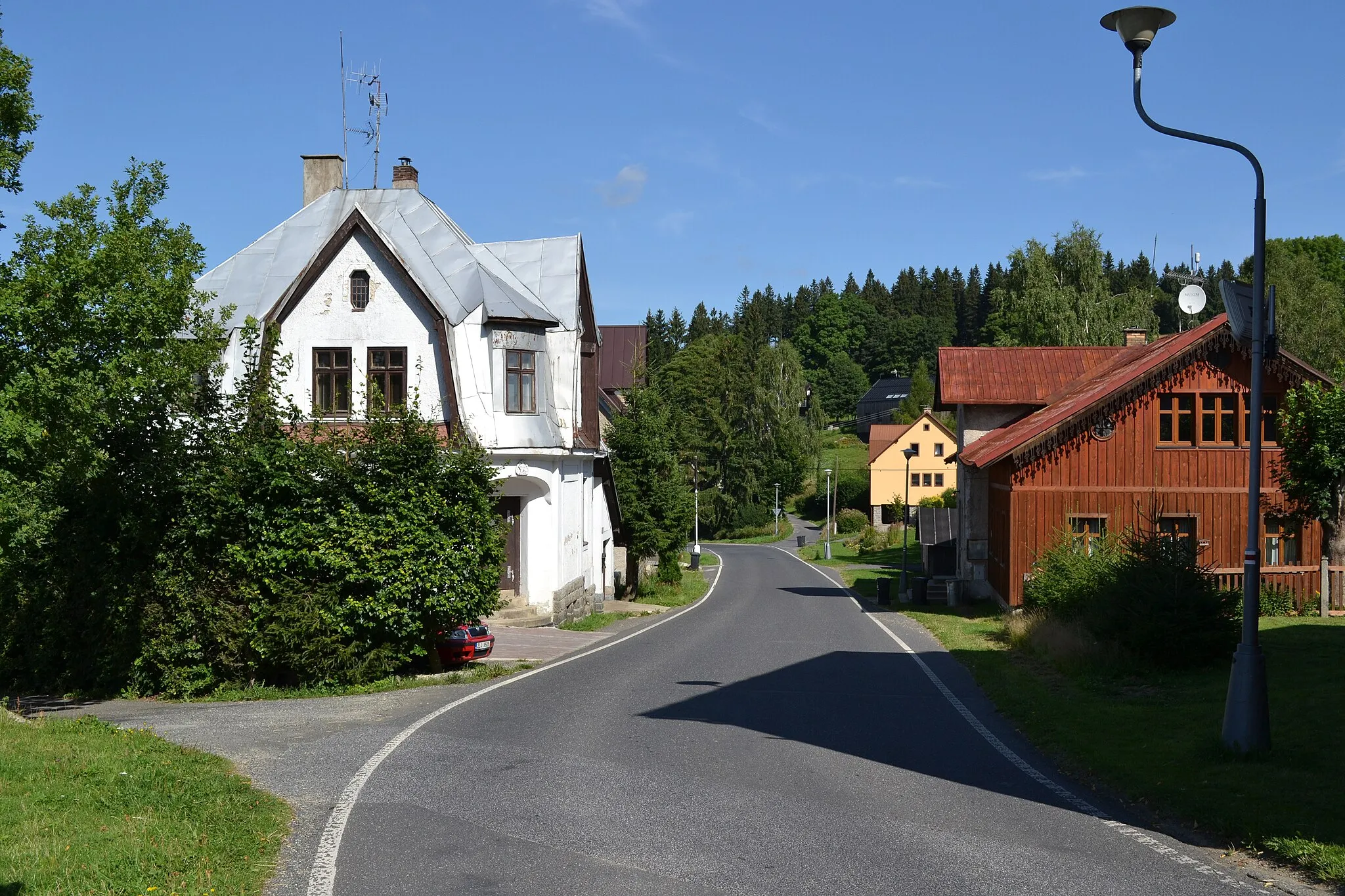 Photo showing: Polubný - hlavní ulice pod kostelem