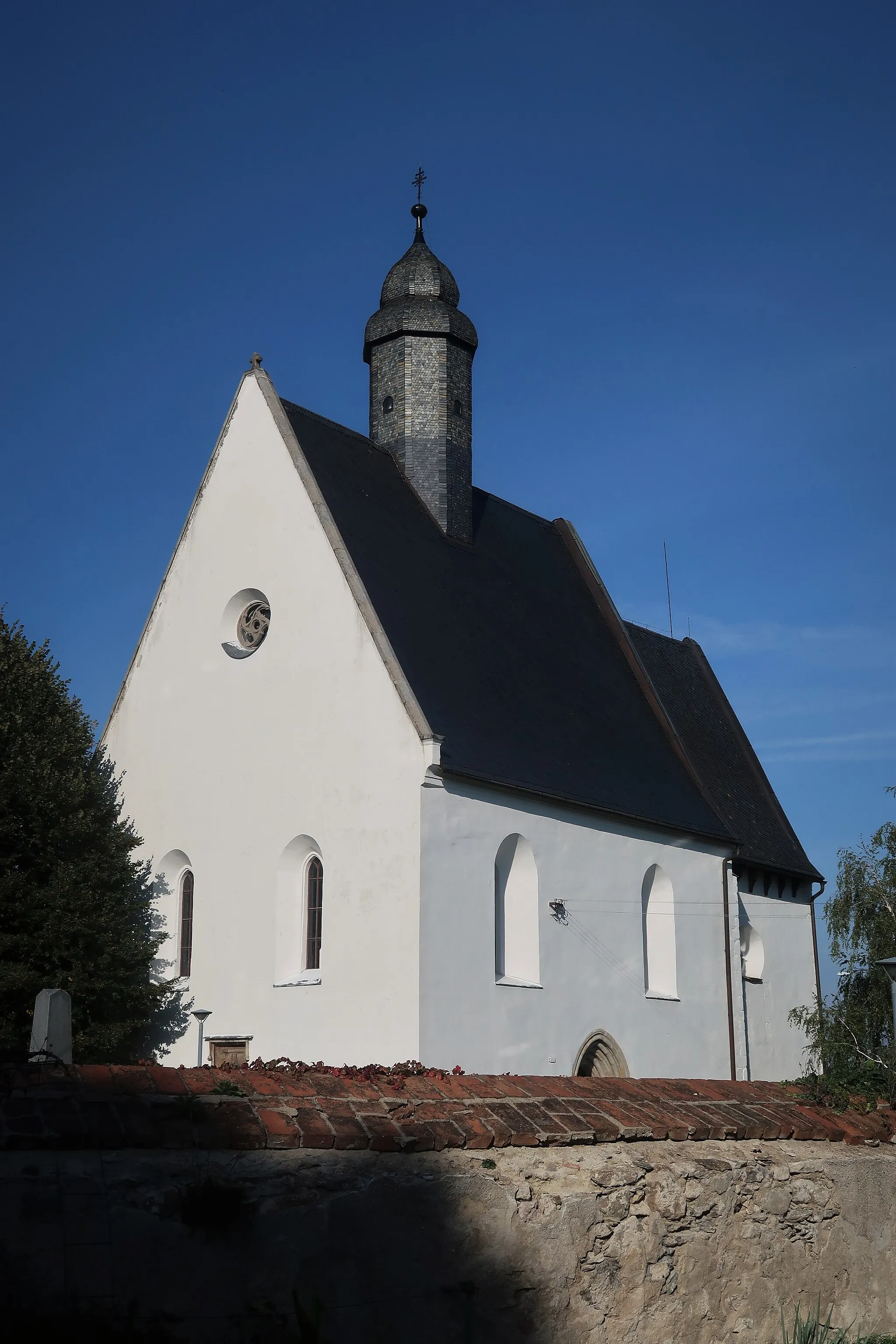 Photo showing: Hřbitovní kostel sv. Kříže v Havlíčkově ulici