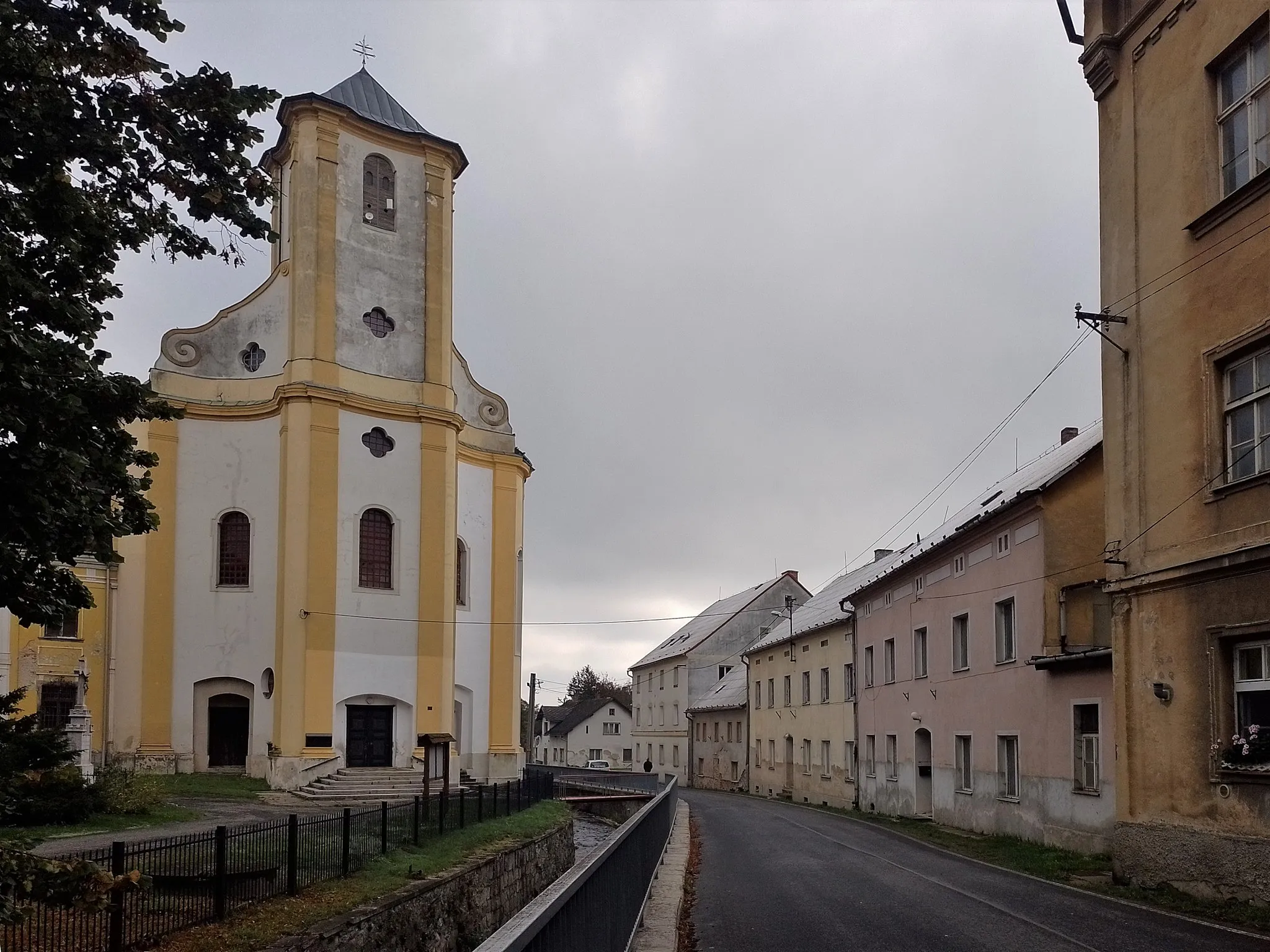 Photo showing: Village centre of Bílá Voda, Czechia, with the Church of the Visitation of Our Lady