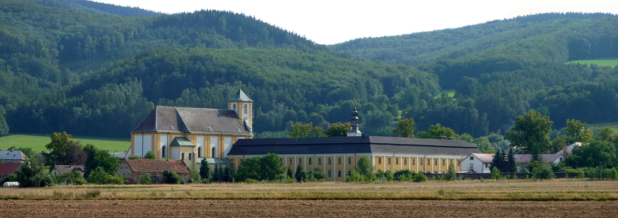 Photo showing: Former piarist college and the Church of the Visitation of the Virgin Mary in Bílá Voda (Olomouc Region, Czechia).