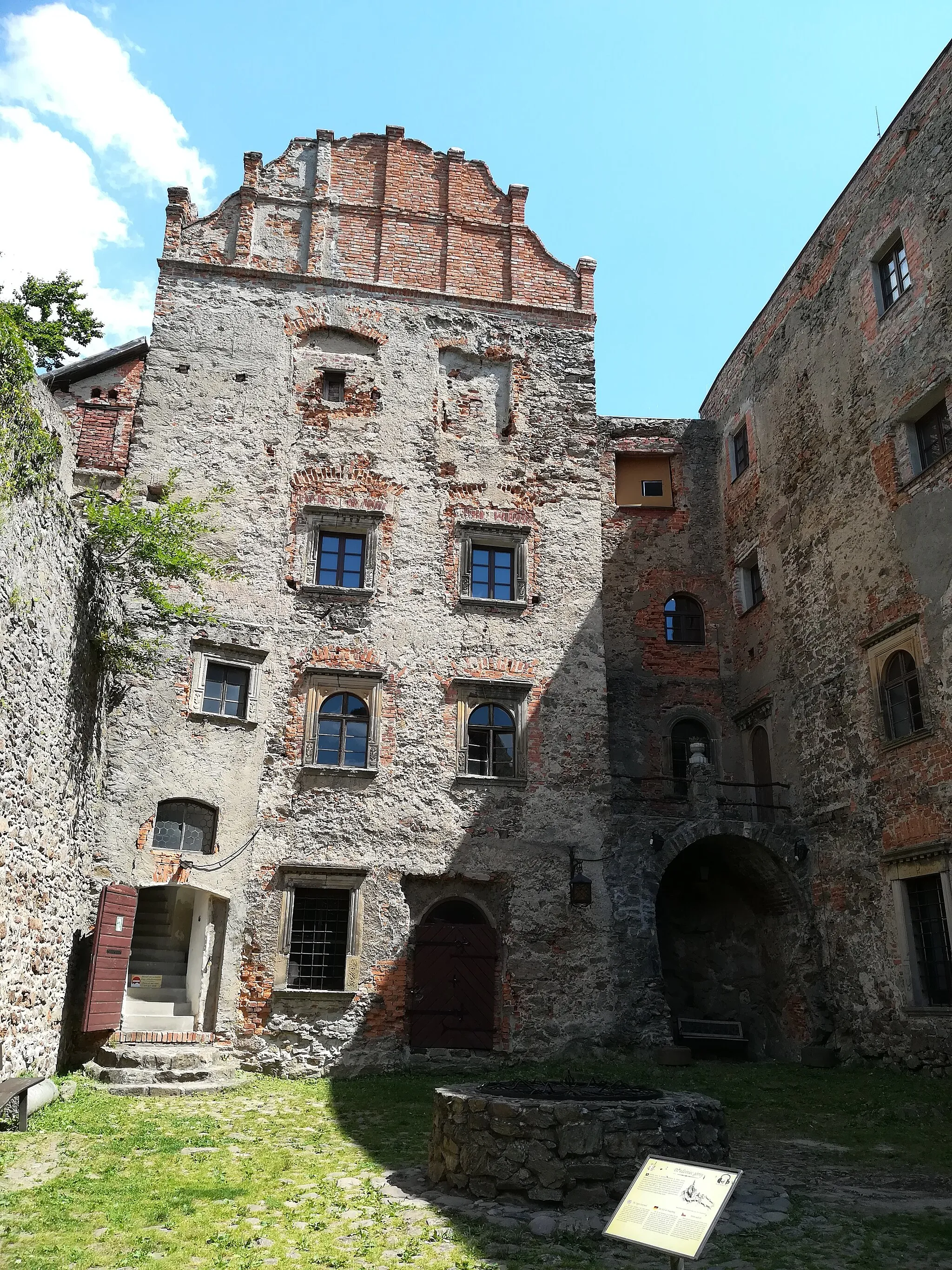 Photo showing: Courtyard of Grodno Castle, Poland - after reconstruction