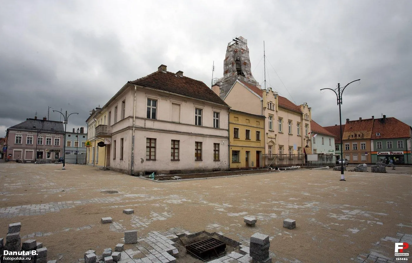 Photo showing: W bloku śródrynkowym między innymi ratusz i bank. Wieża ratuszowa właśnie była w remoncie.