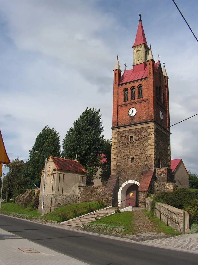 Photo showing: Kościół p.w. Matki Boskiej Częstochowskiej w Łagiewnikach (powiat dzierżoniowski), dzwonnica z bramą wejściową (zabytek nr rejestr. 4408/1357)