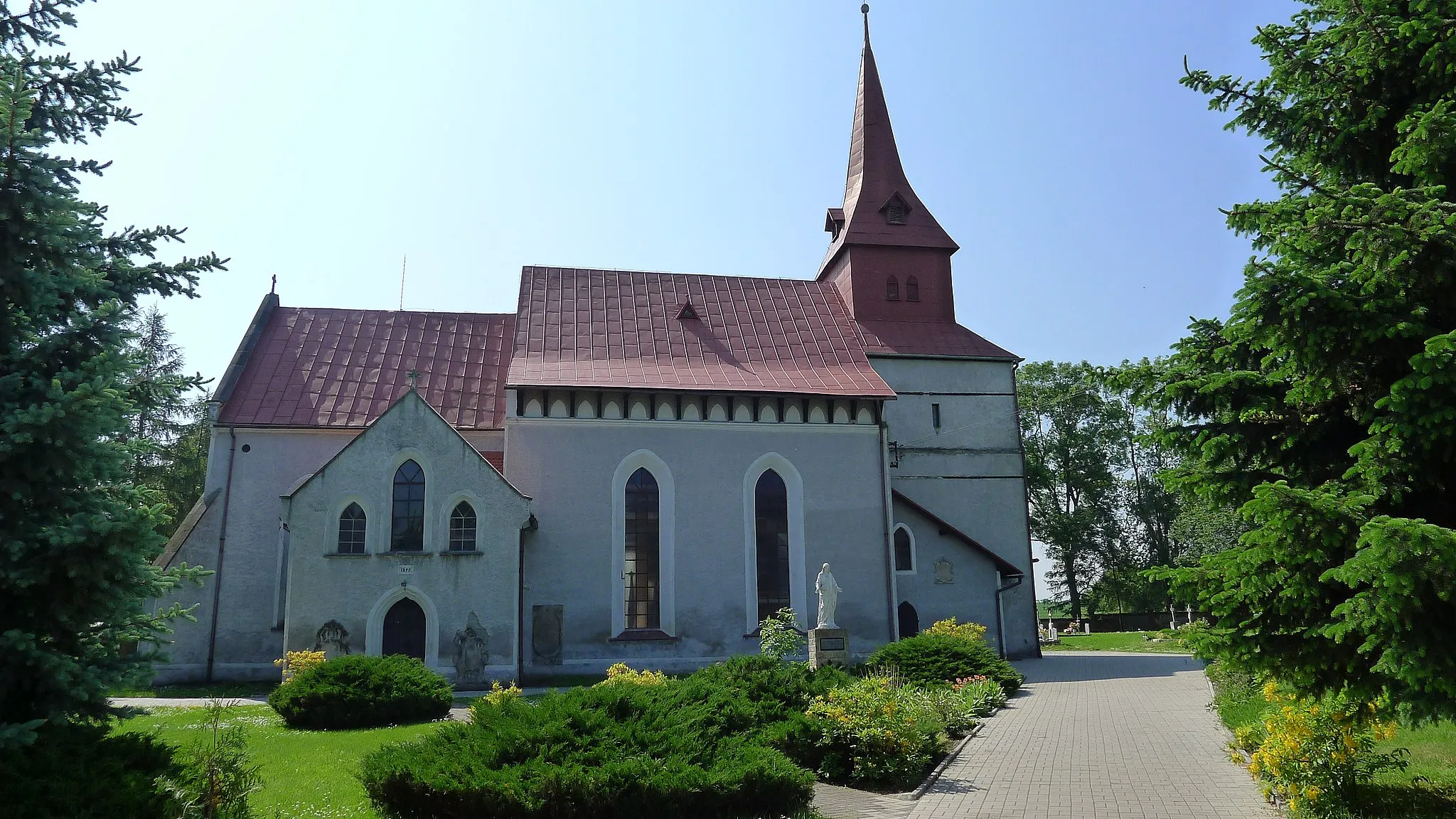 Photo showing: Sacred Heart church in Olszanica, north view
