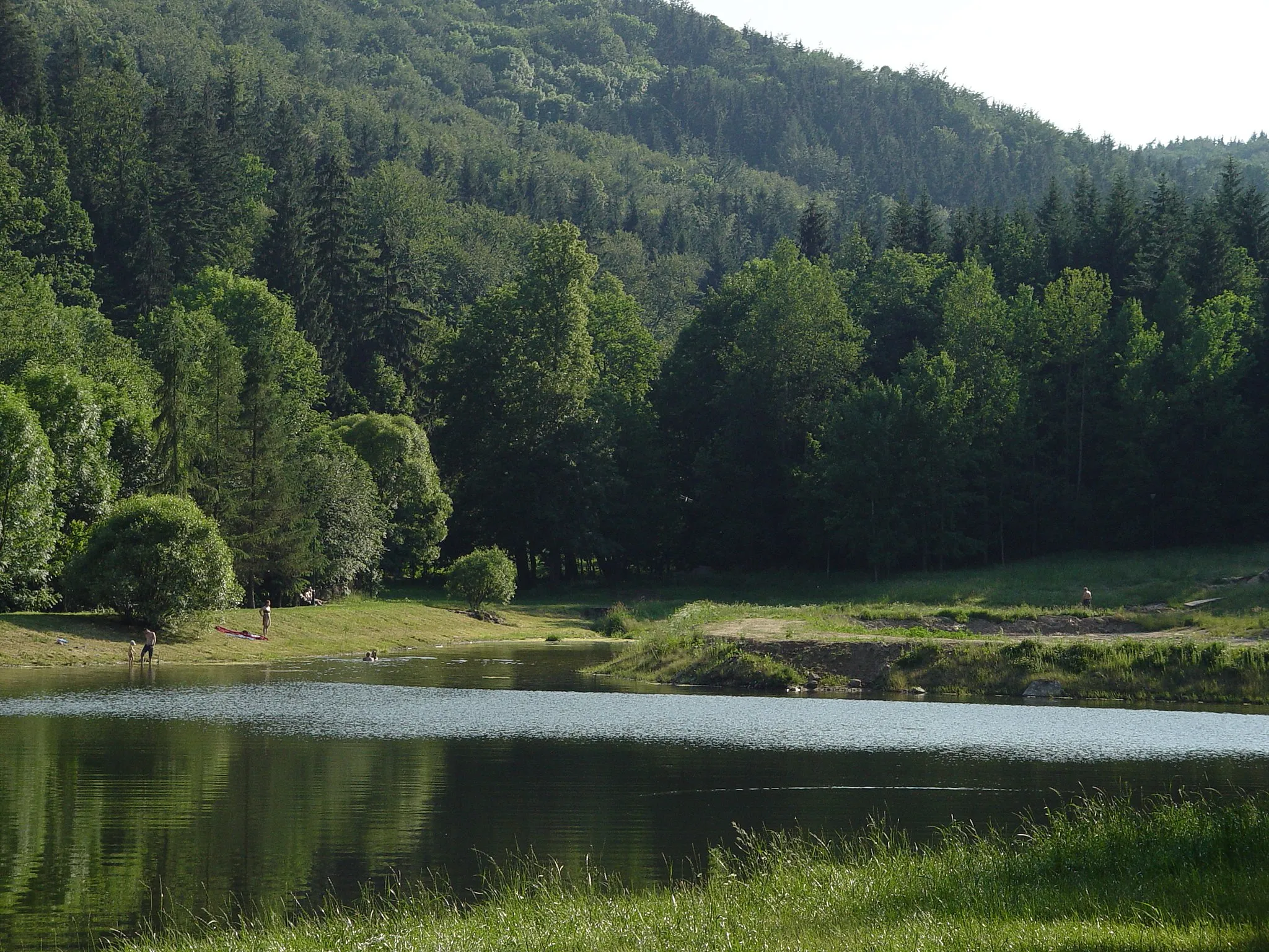 Photo showing: Small artificial lake in Złoty Las, a village in Lower Silesian Voivodship, Poland