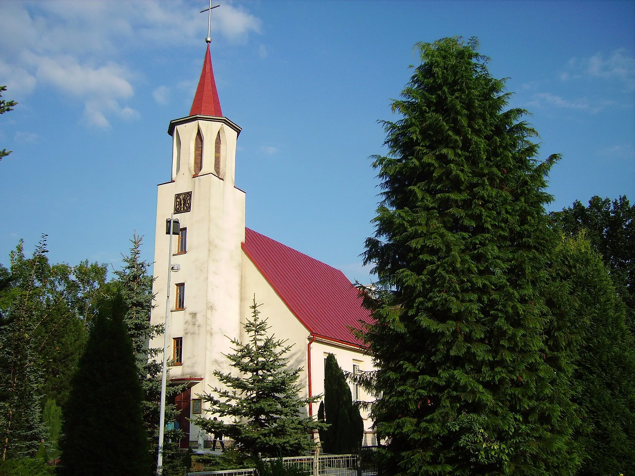 Photo showing: Dłużyna Dolna - kościół p.w. Chrystusa Króla Wszechświata.