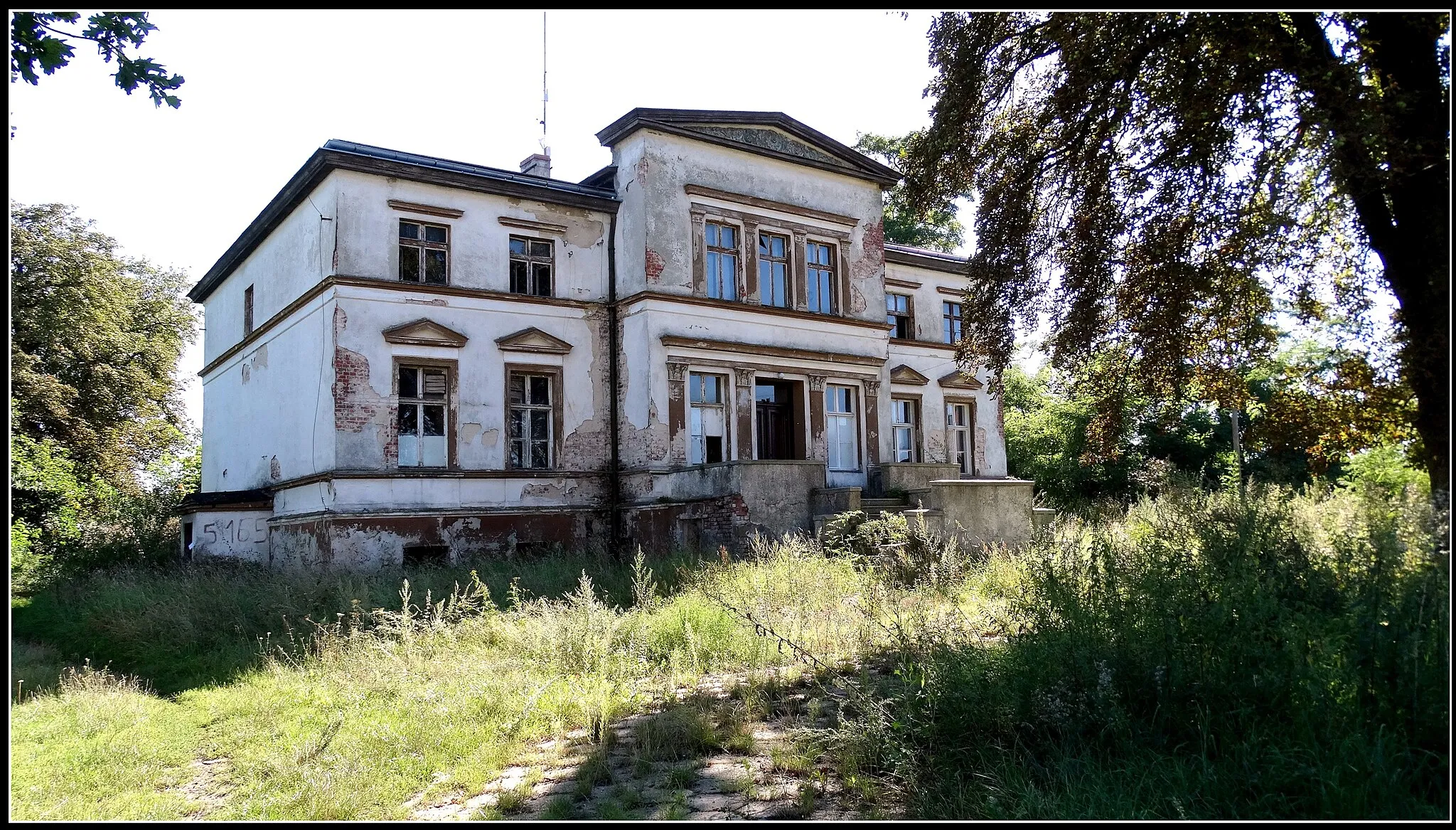 Photo showing: Karow, a mansion of the fourth quarter. XIX century. (The elevation. N. - East.)
/ Gm. Niechlów / pow. Górowski / province. Lower Silesia