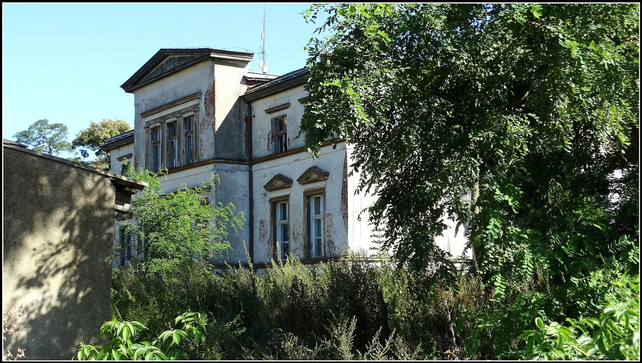 Photo showing: Karow, a mansion of the fourth quarter. XIX century (The elevation. Northern front. - West.)
/ Gm. Niechlów / pow. Górowski / province. Lower Silesia