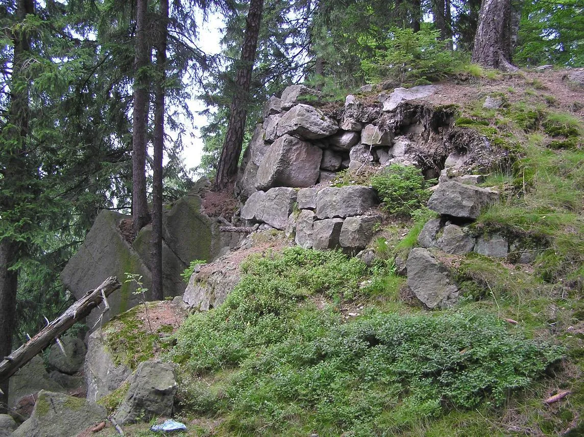 Photo showing: Pozostałości Fortu Fryderyka/Blokhauz (niem. Fort Nesselgrund). Ta niewielka budowla (7x30 m) wzniesiona przez majora B. von Rauchawzniesionego pod koniec XVIII wieku z rozkazu Fryderyka Wilhelma II, wykorzystywała naturalne ukształtowanie terenu poprzez włączenie w swój obwód urwiska skalnego. Fort nigdy nie odegrał żadnej roli militarnej i z czasem został rozebrany.