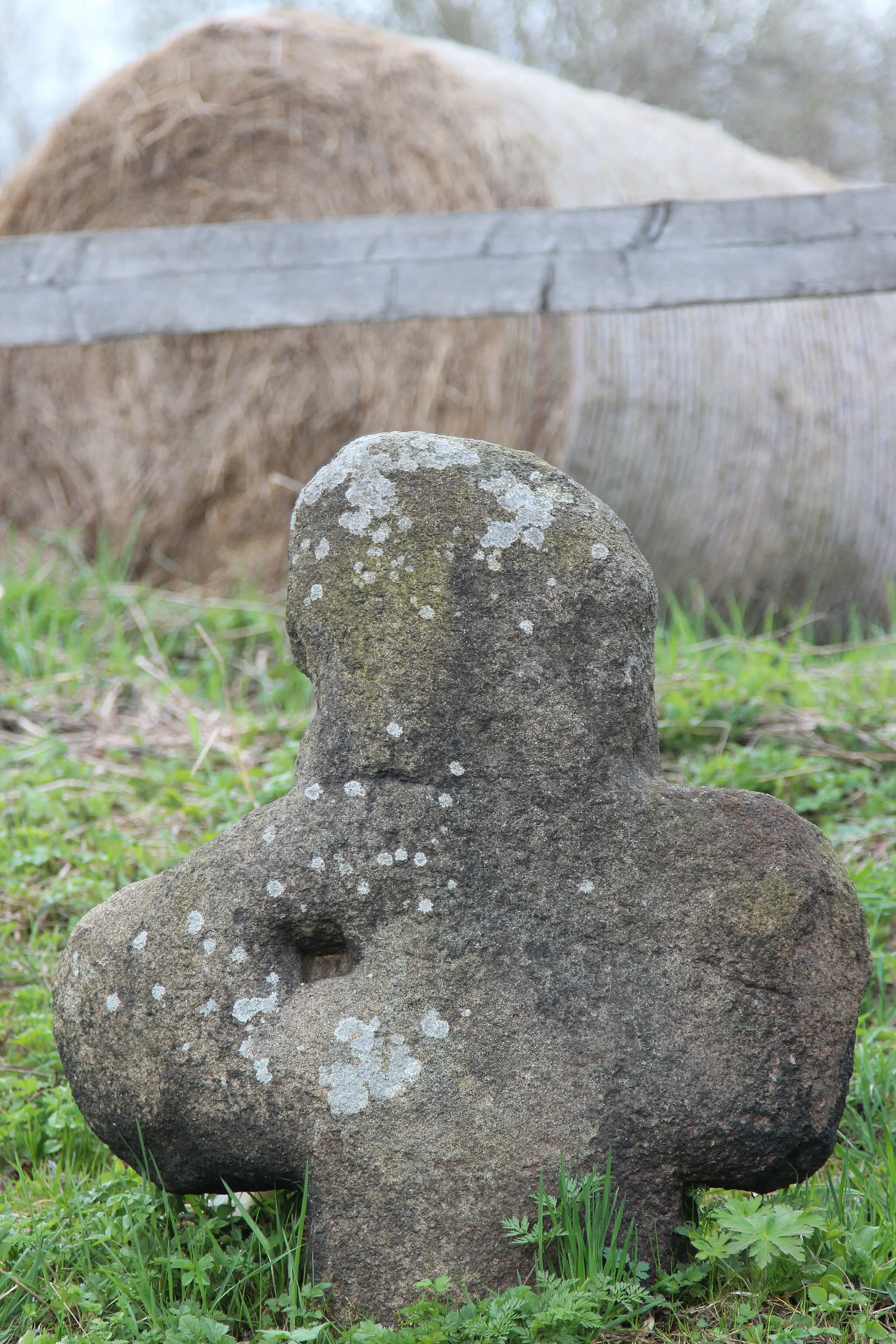 Photo showing: Stone cross on Kowarska Pass